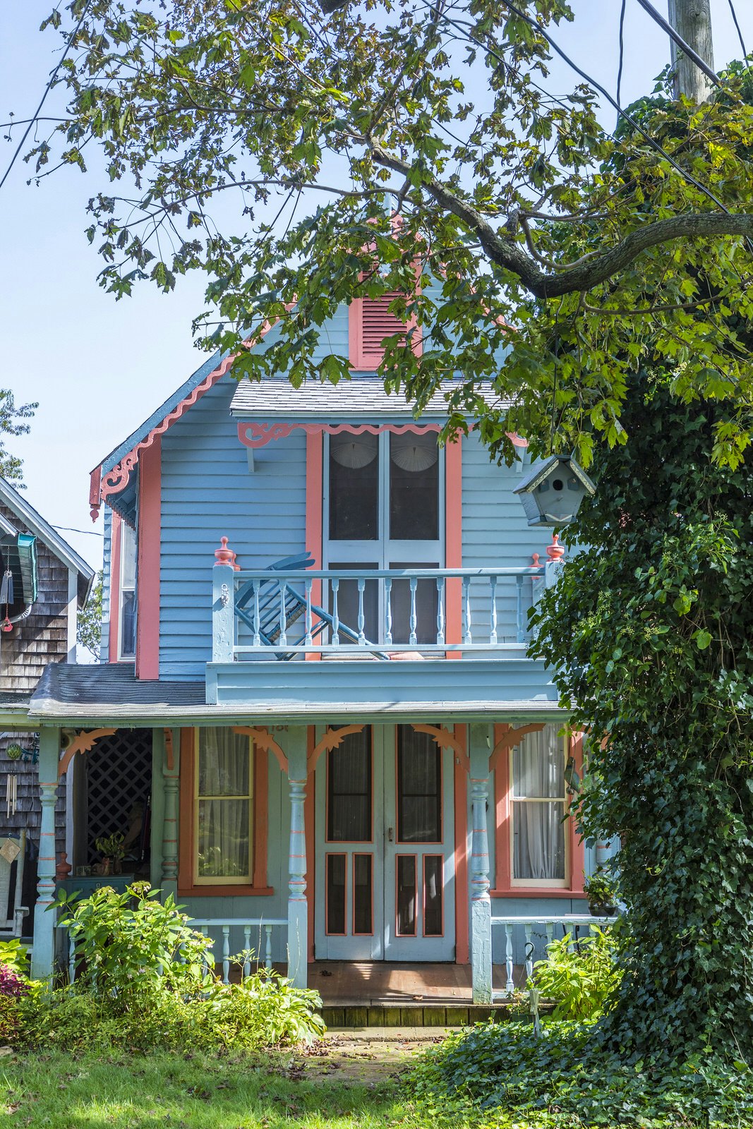 Colourful facade of a Carpenter Gothic cottage, Martha's Vineyard © travelview / Shutterstock