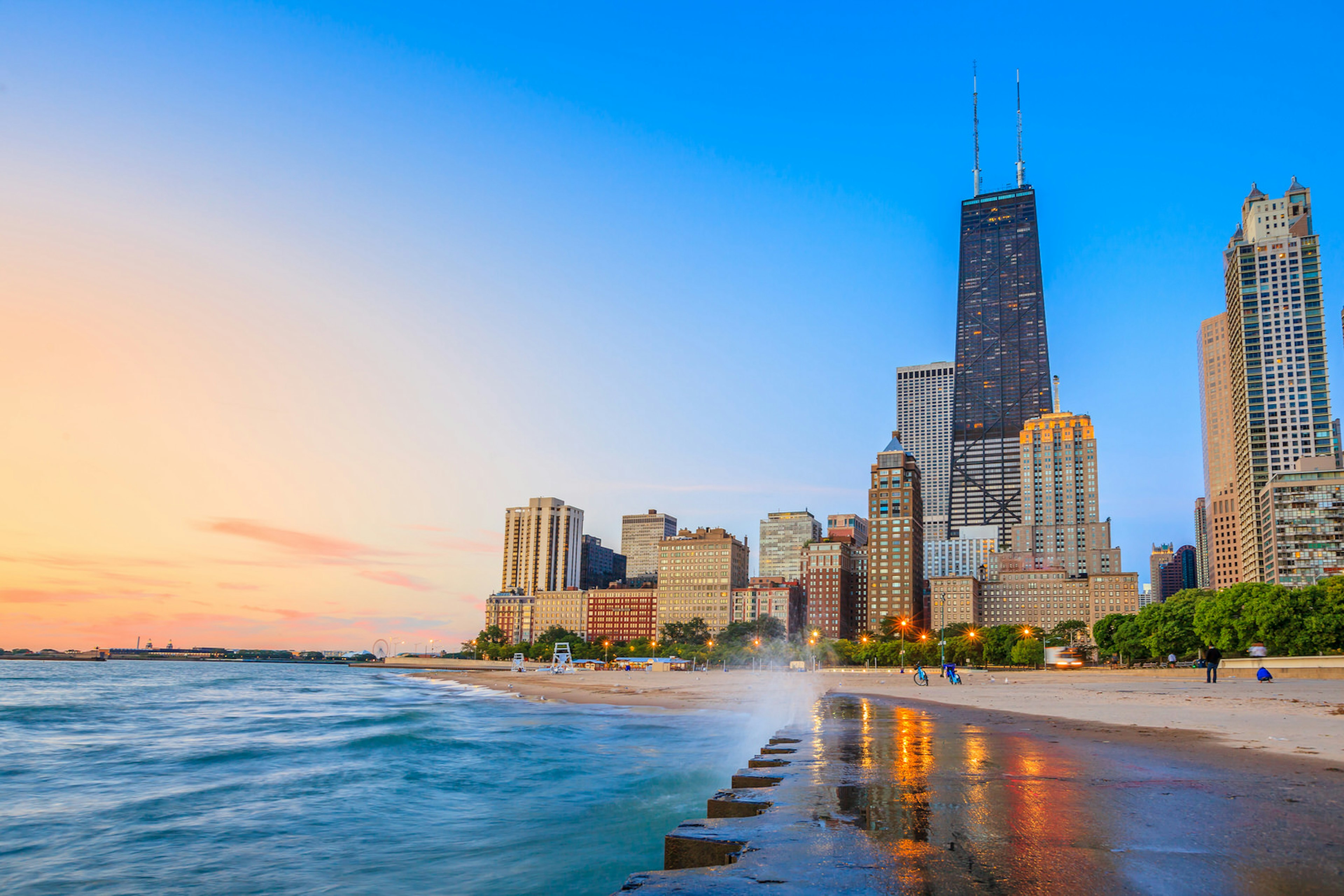 Beach setting in Chicago © f11photo / Shutterstock