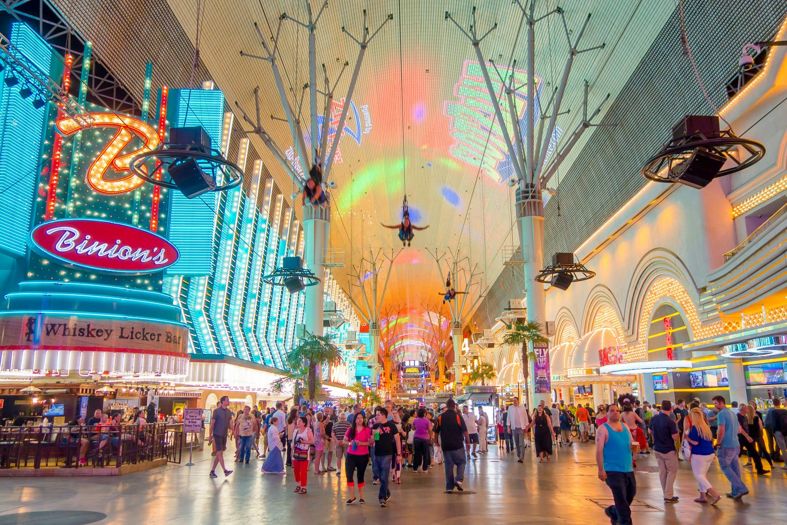 People walking through the arcade of Fremont Street, Las Vegas © Fotos593 / Shutterstock