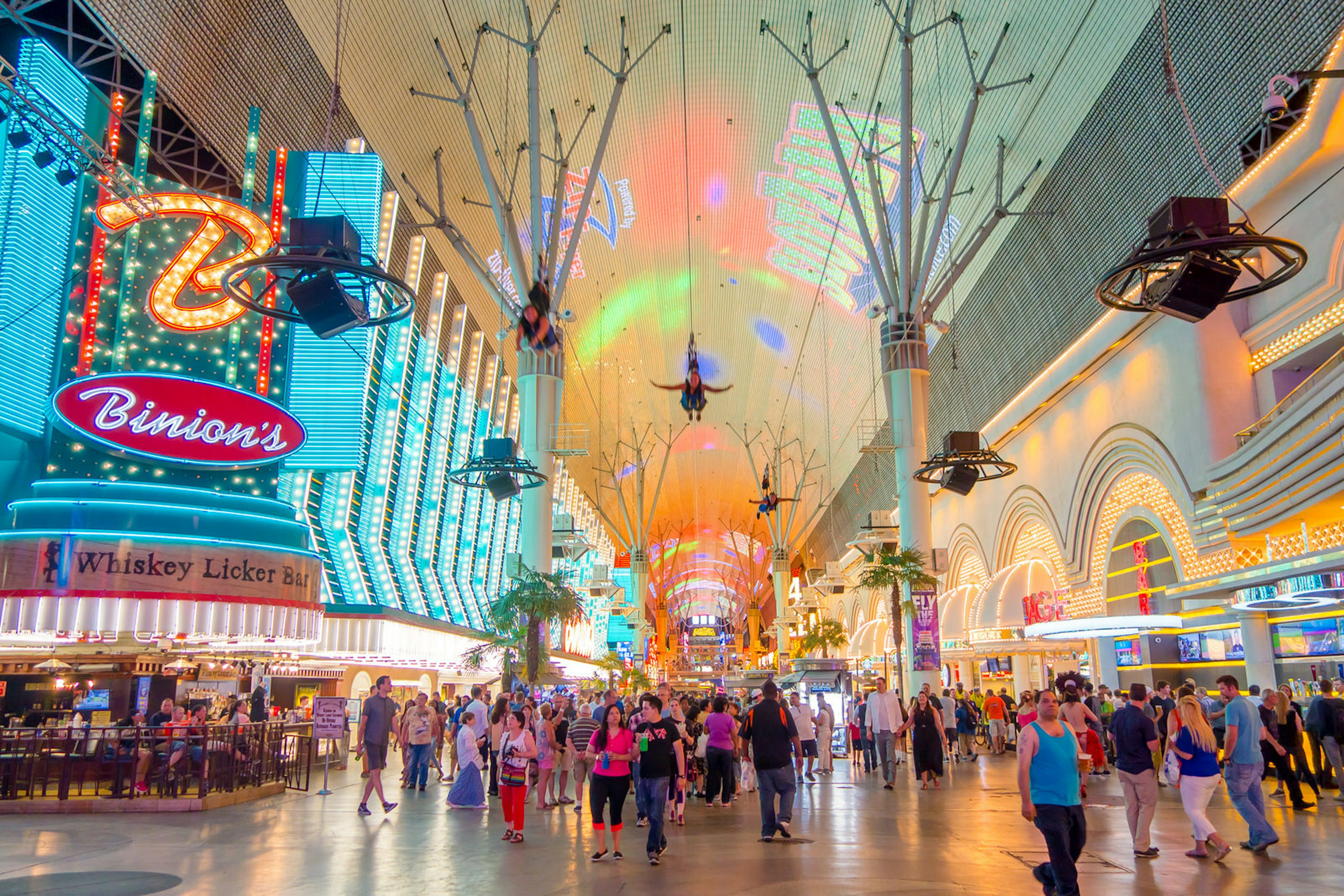 People walking through the arcade of Fremont Street, Las Vegas © Fotos593 / Shutterstock