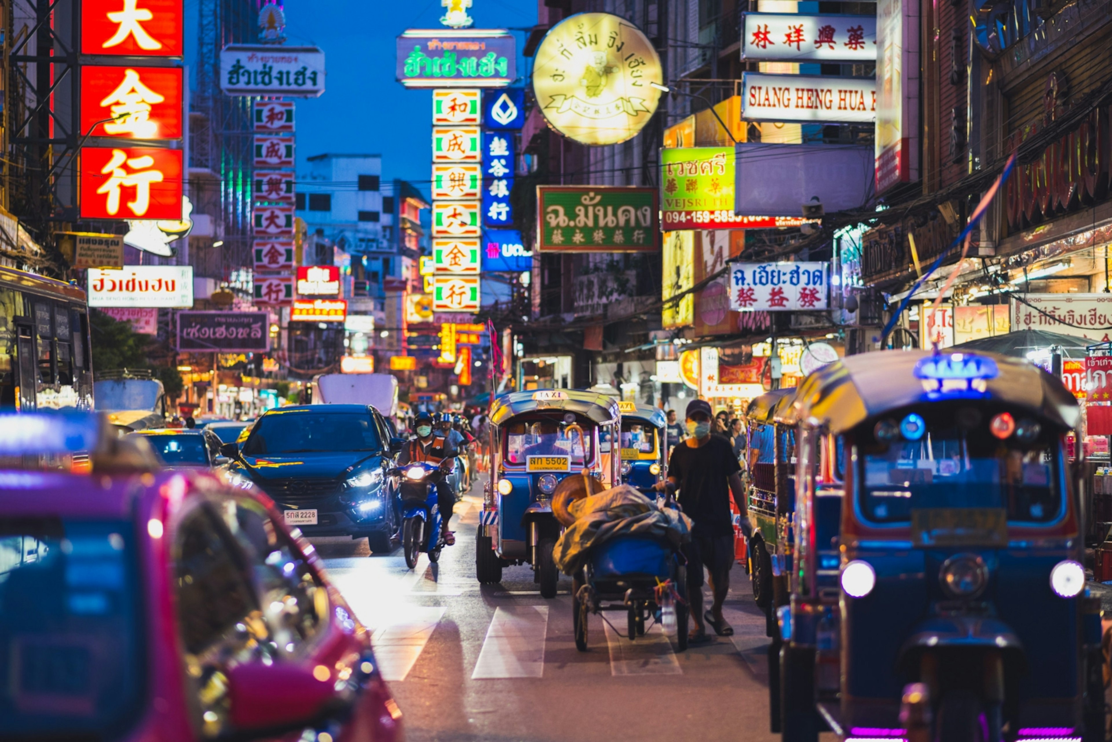 Traffic and túk-túks line a street in Bangkok © Micaela Marini Higgs / Lonely Planet