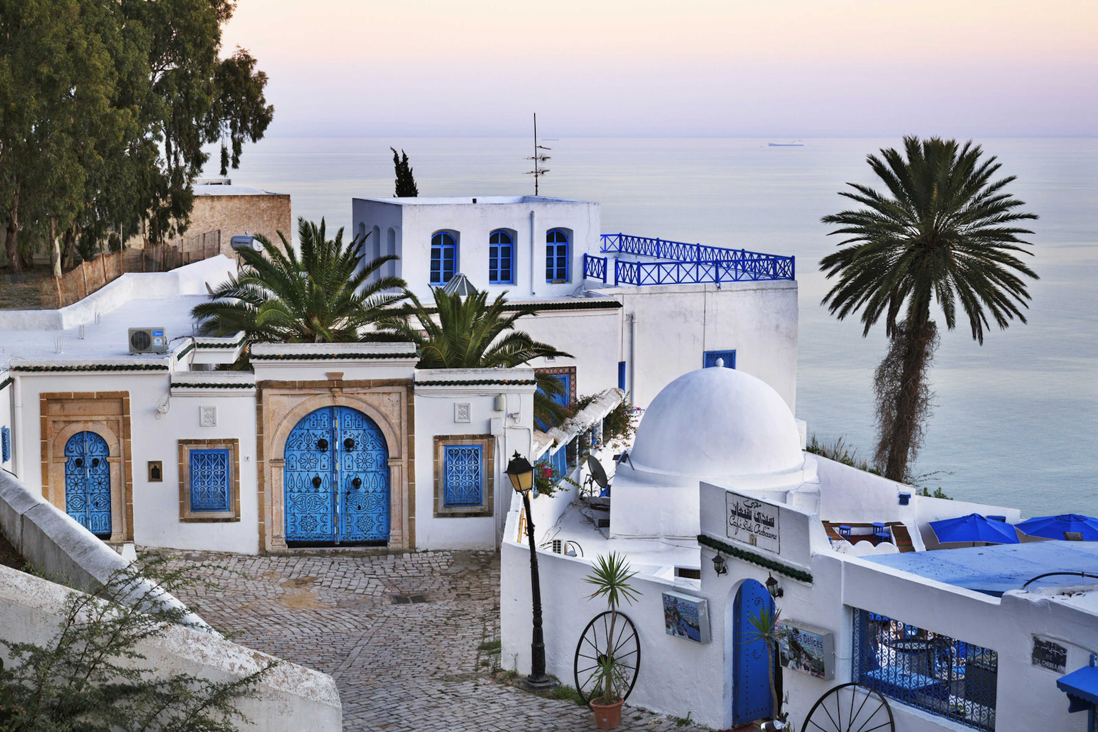 White and blue architecture in Sidi Bou Saïd, Tunis, Tunisia © Yoshio Tomii / Getty Images