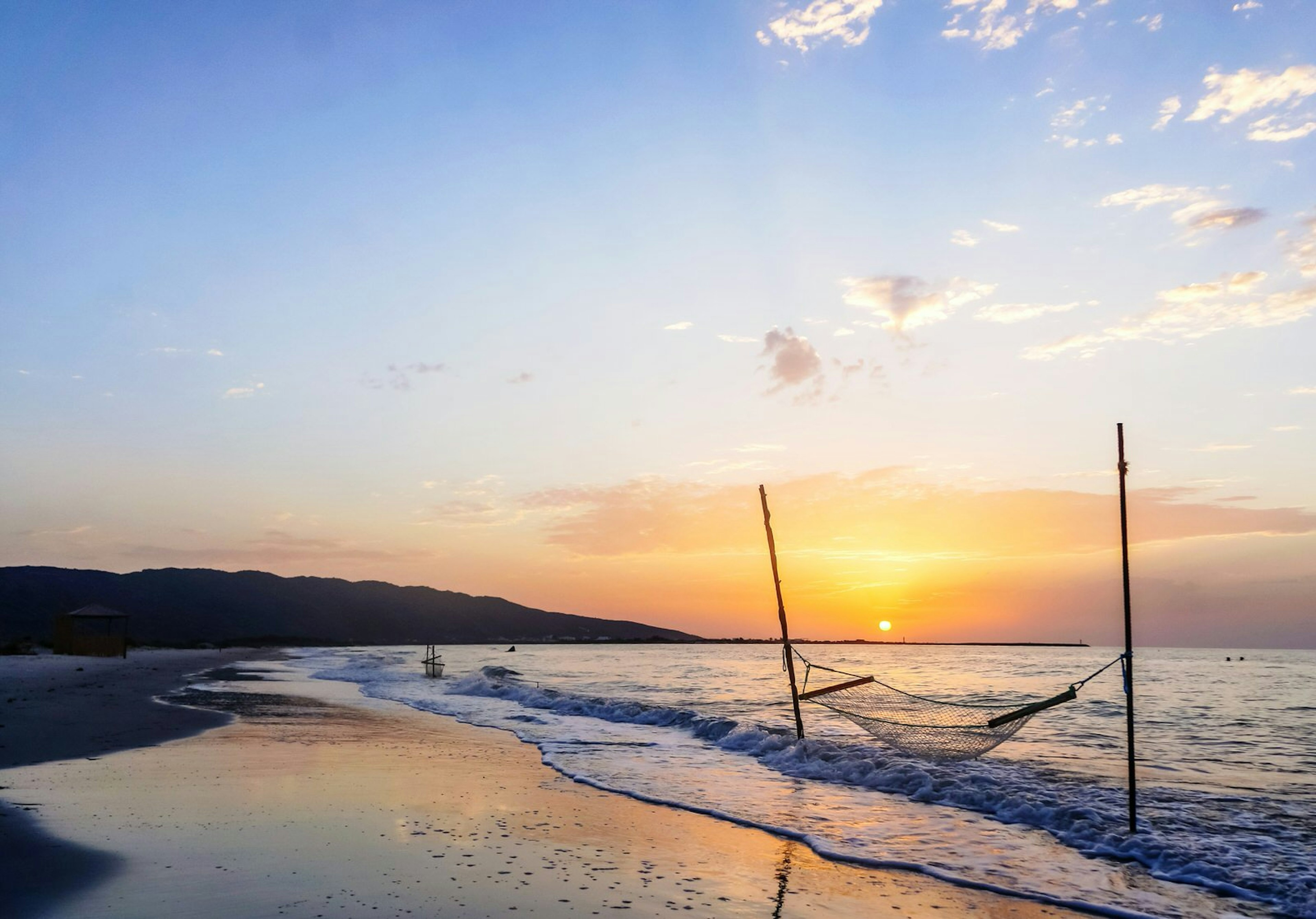 Hammock on the beach at sunset, Sousse, Tunisia © Nidhal Hichri / EyeEm / Getty Images