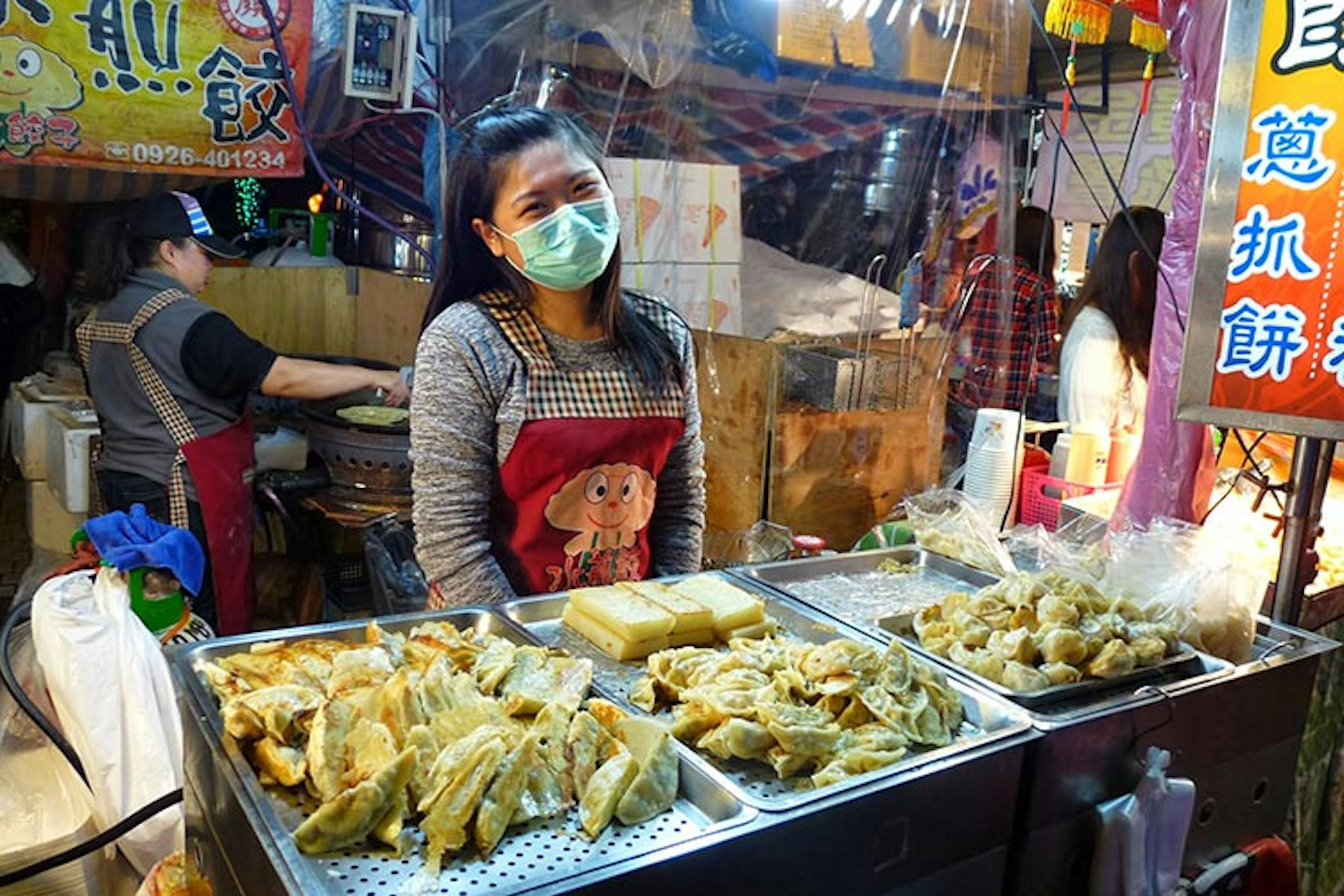 A street stall vendor at a Taiwanese night market. Image by Megan Eaves / ϰϲʿ¼.