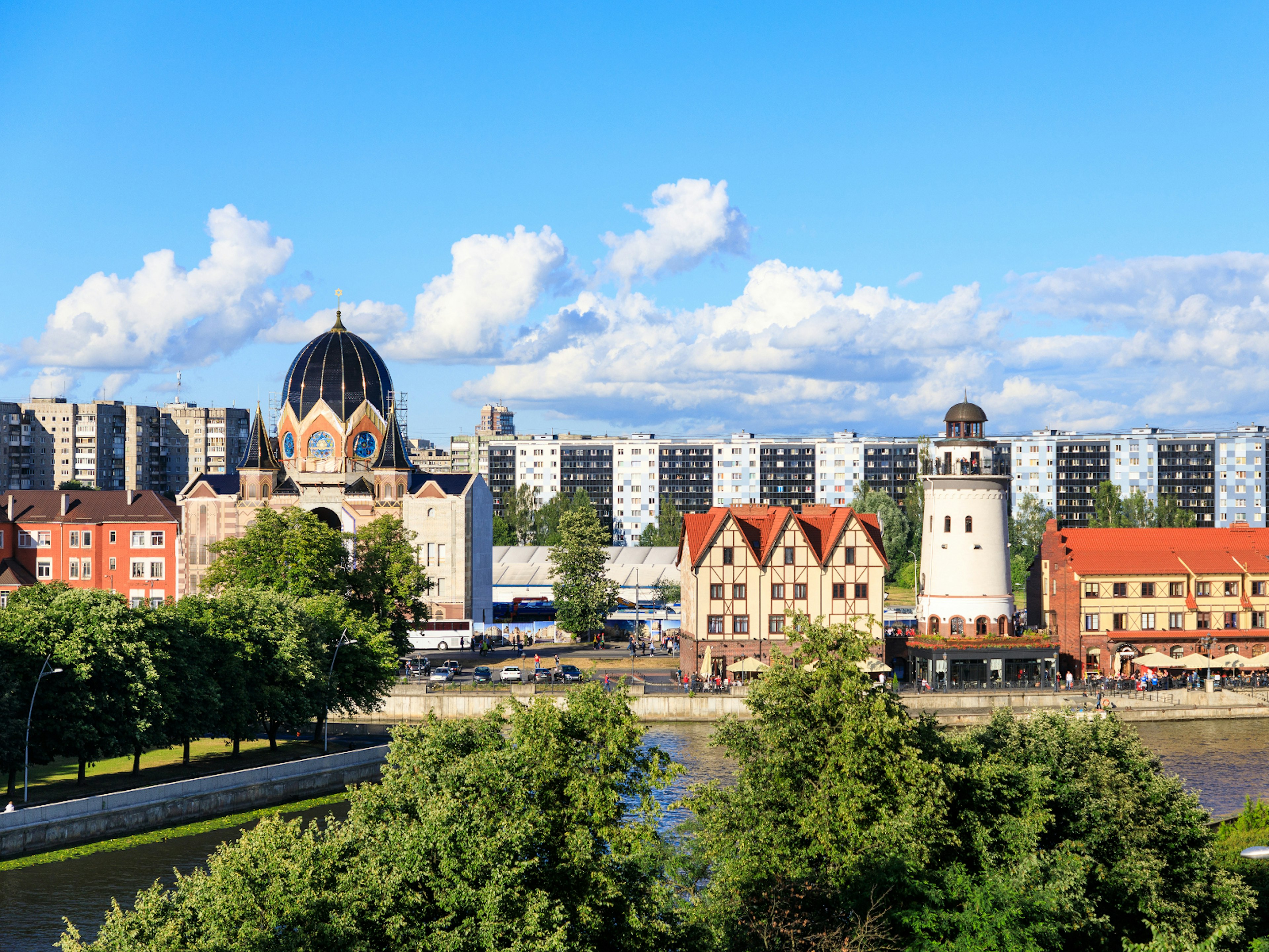 The giant dome of Kaliningrad's new synagogue overlooks the Fishing Village neighbourhood © Konstantin Tronin / Shutterstock