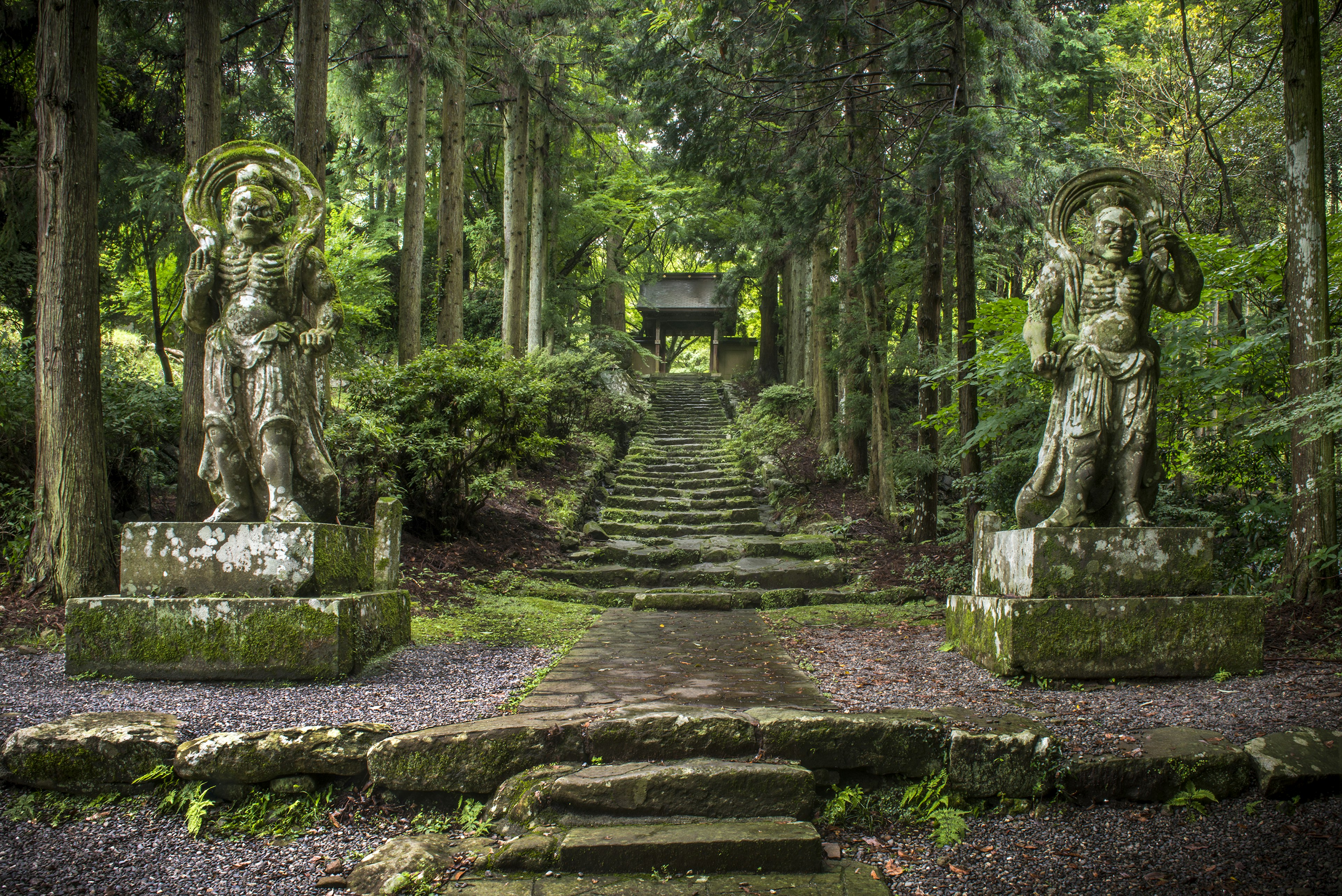 Statues and stairs marking the entrance of Futago-ji Temple