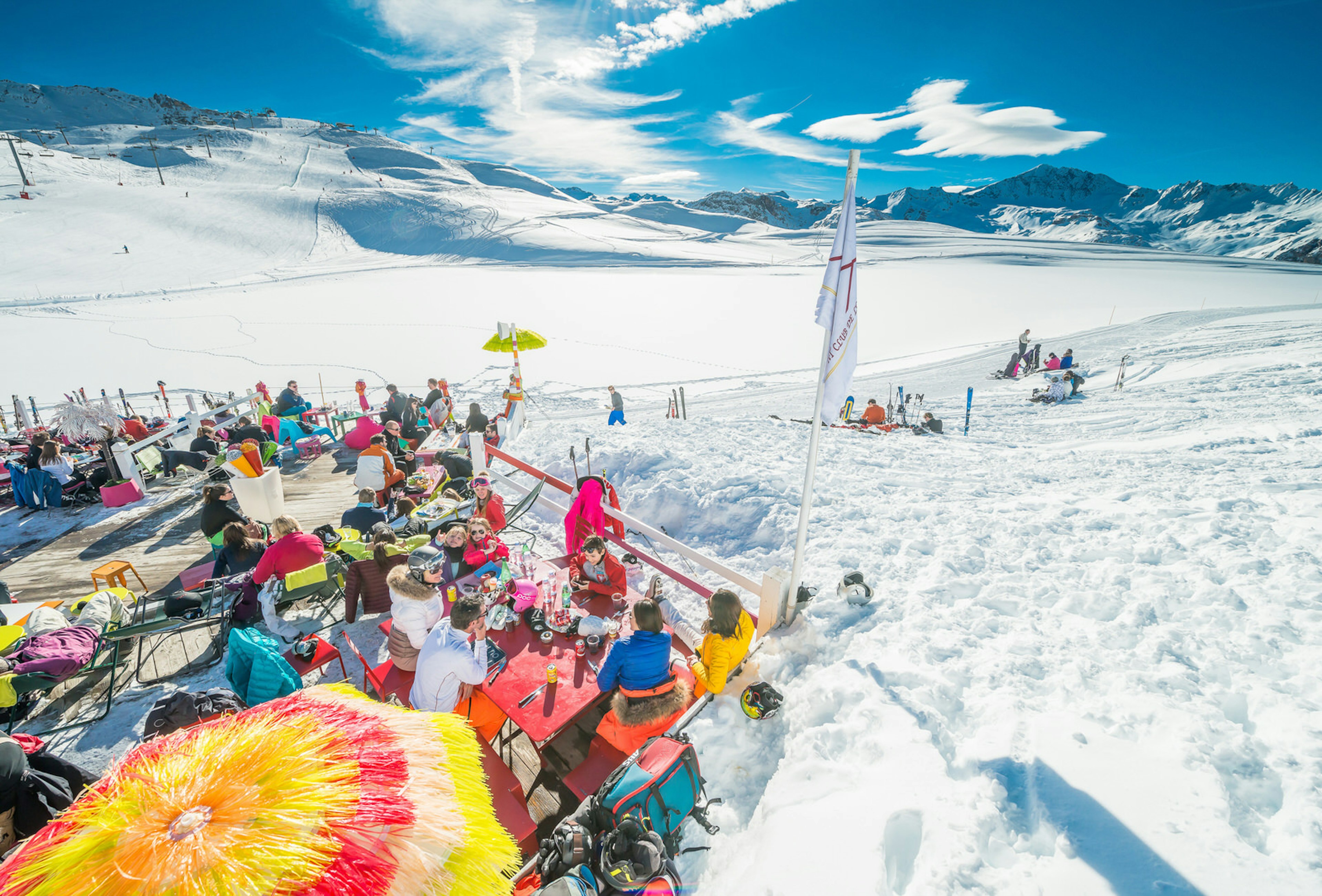 A colourful bar is bathed in sunshine beside the ski slopes © Val d'Isère