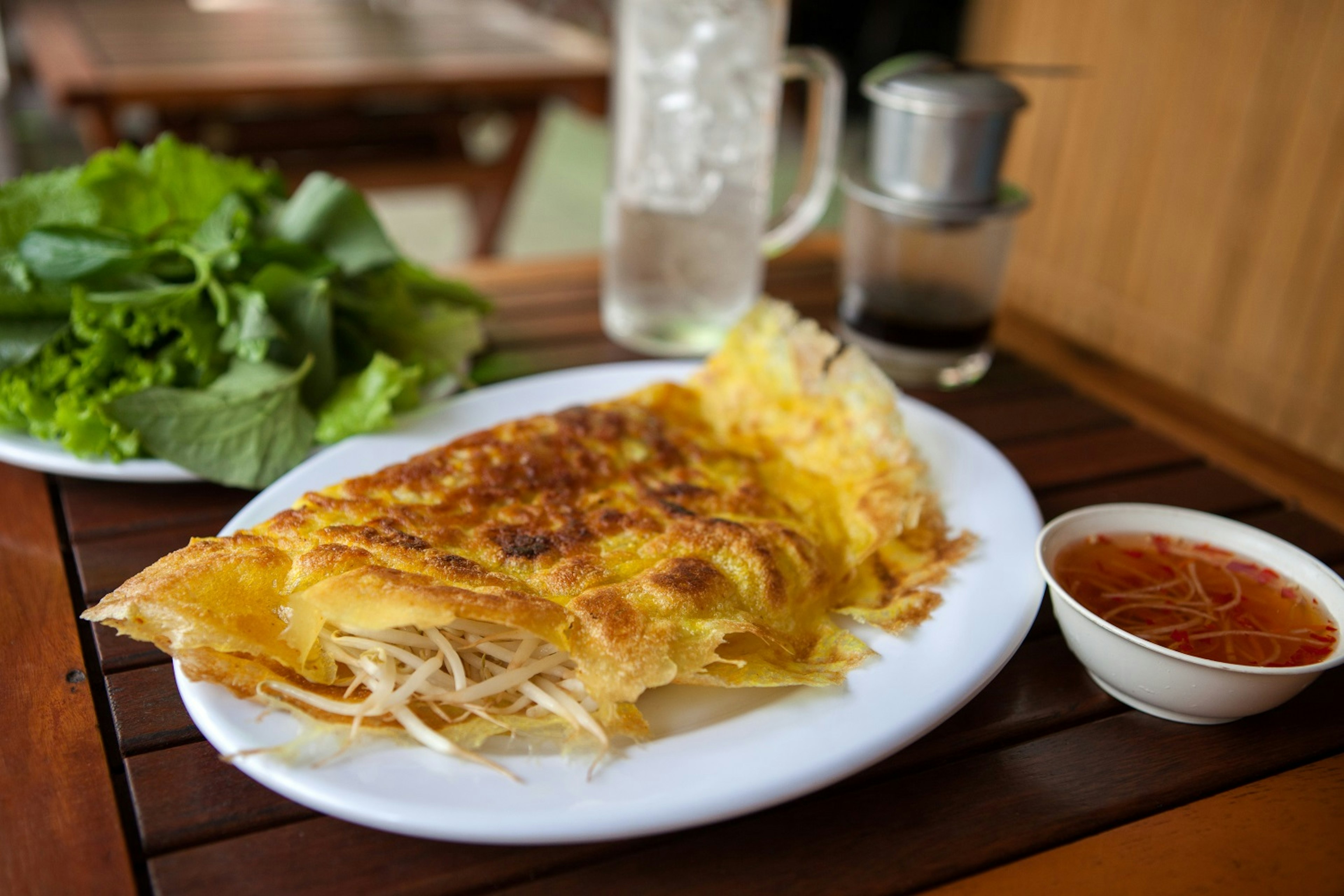 A plate of áԳ xèo