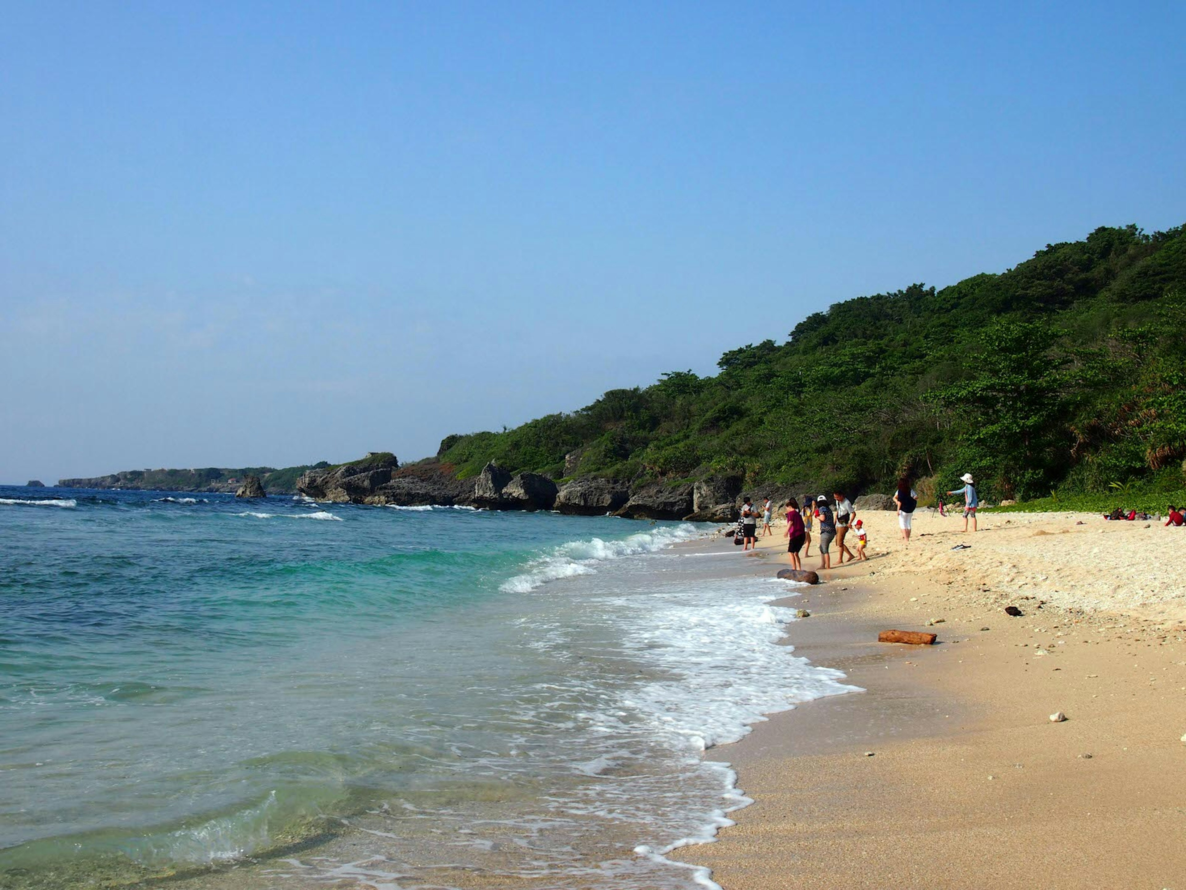 Families and children wade in the water on a sandy beach. The stretch of beach at Geban Bay is one of Little Liuchiu's best beaches ? Tess Humphrys / ϰϲʿ¼