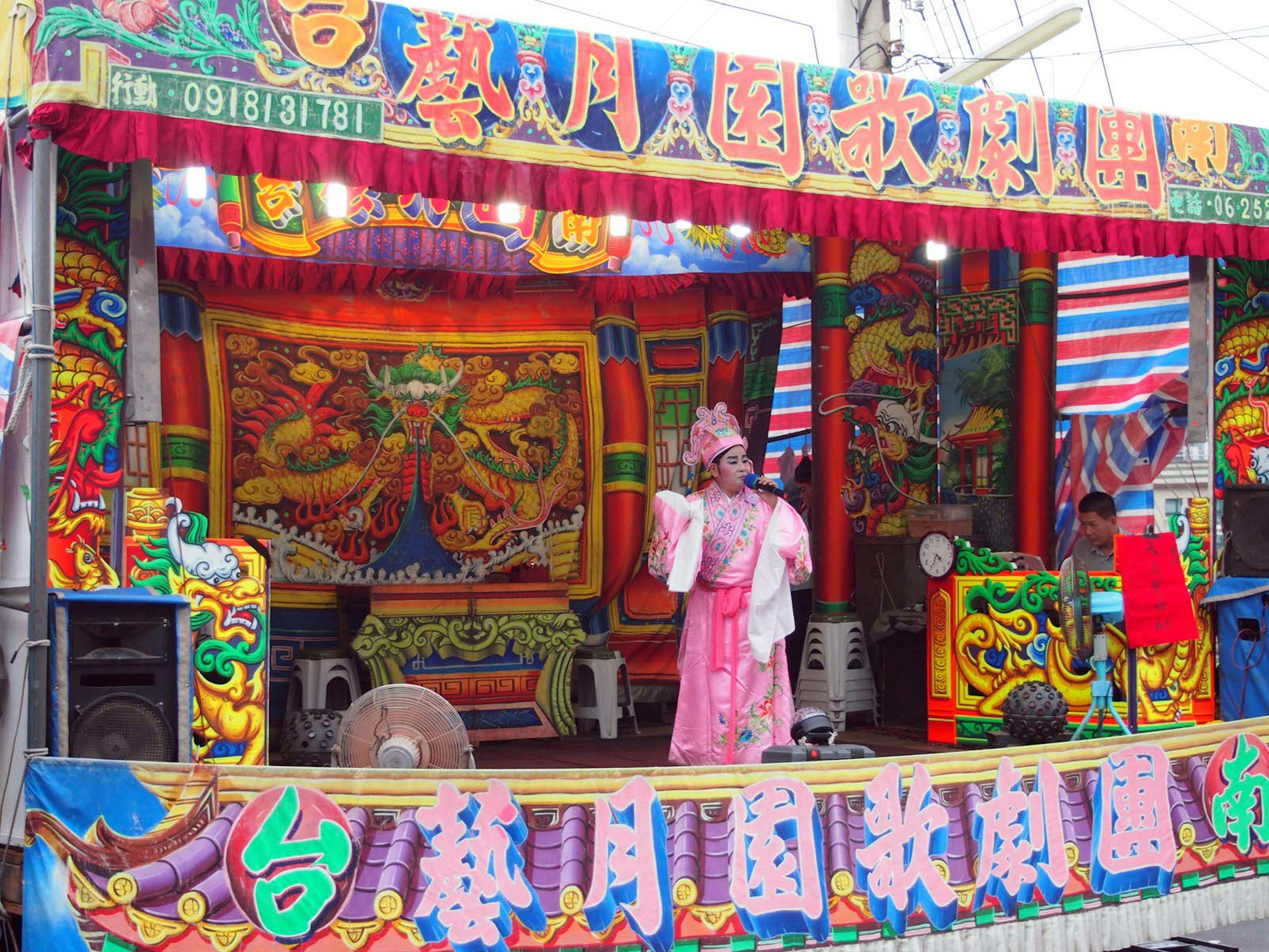 A performer wears a traditional Taiwanese opera costume on a colourfully decorated stage. Temples on Little Liuchiu put on regular Chinese operas to entertain locals ? Tess Humphrys / ϰϲʿ¼