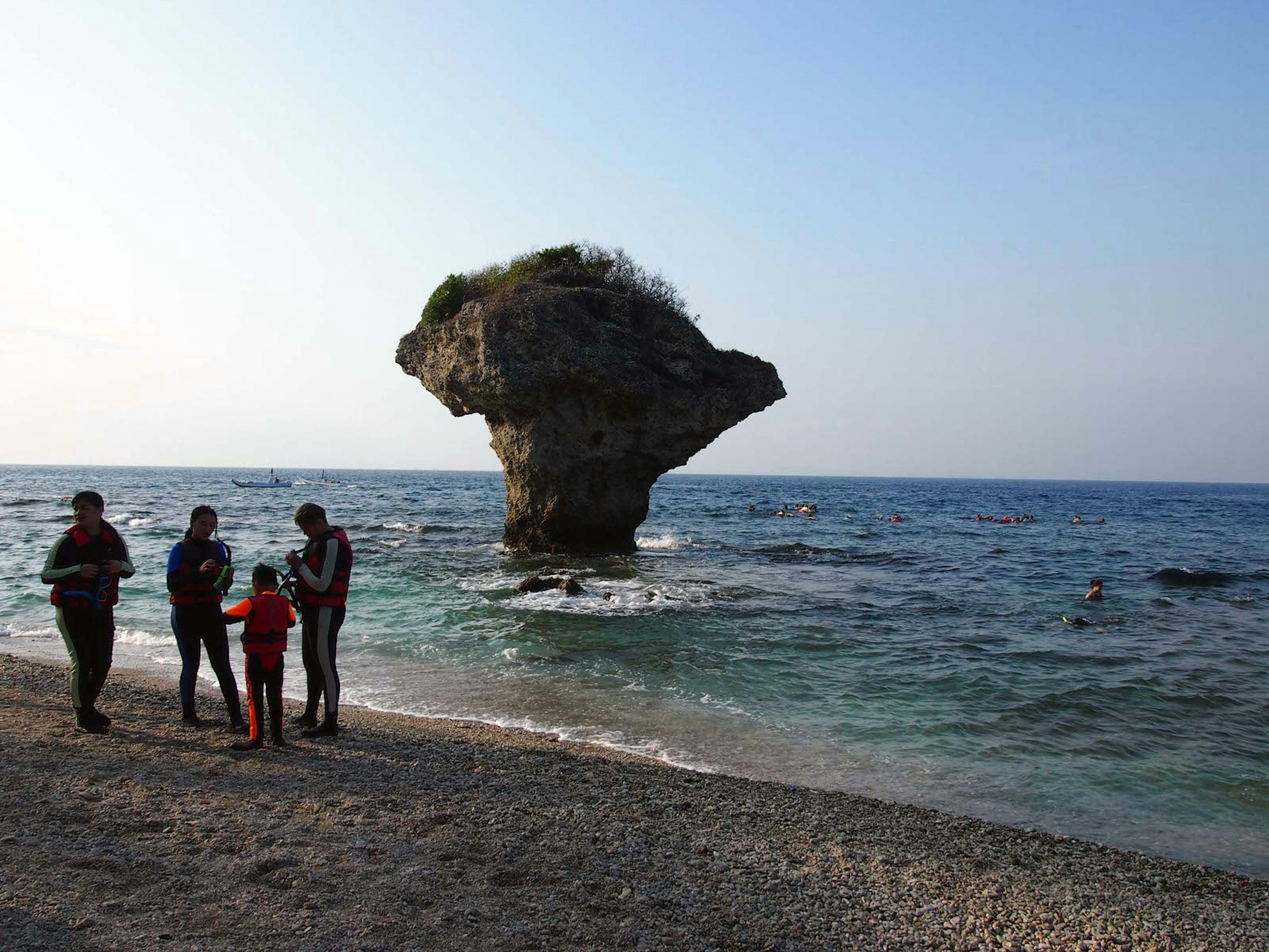 A family prepares to go snorkelling on the beach in front of Vase Rock. The waters around Vase Rock are the most popular place for snorkelling ? Tess Humphrys / ϰϲʿ¼