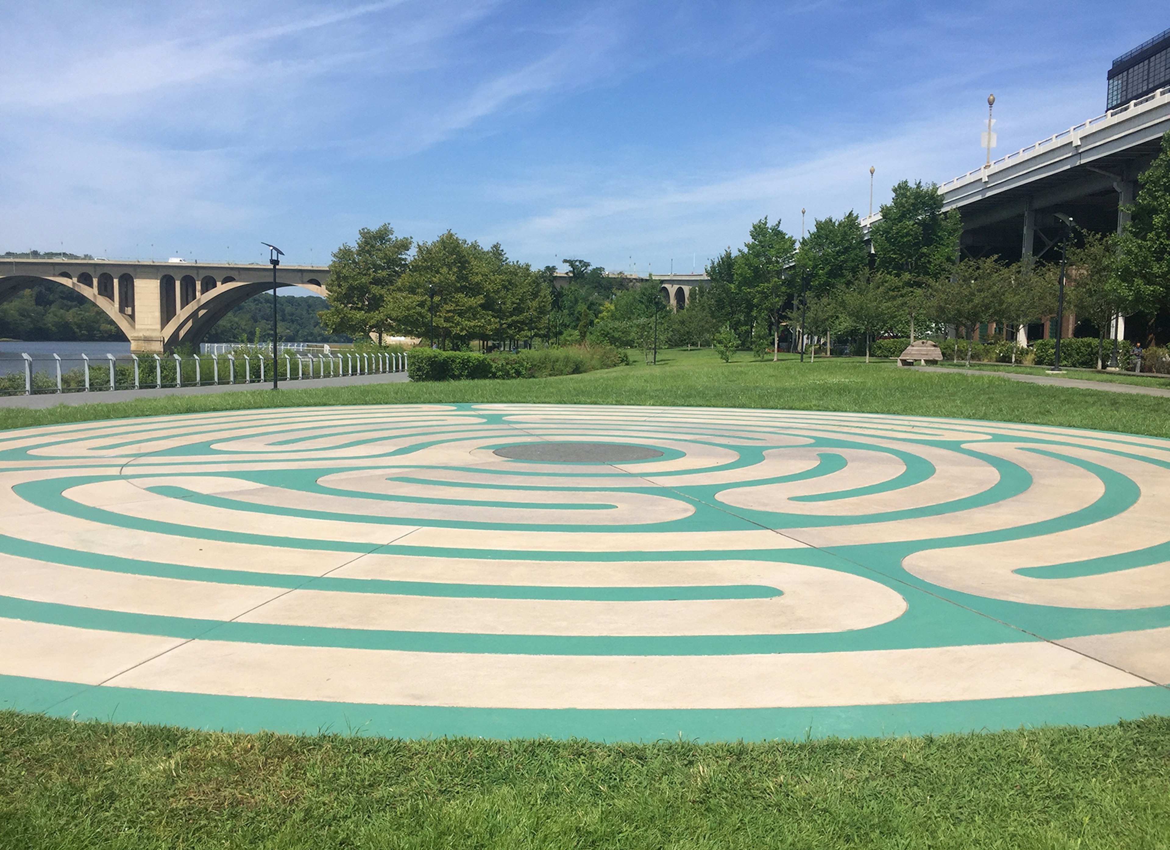 Cream labyrinth design surrounded by green under sunny blue skies in Georgetown in Washington DC © Barbara Noe Kennedy / Lonely Planet