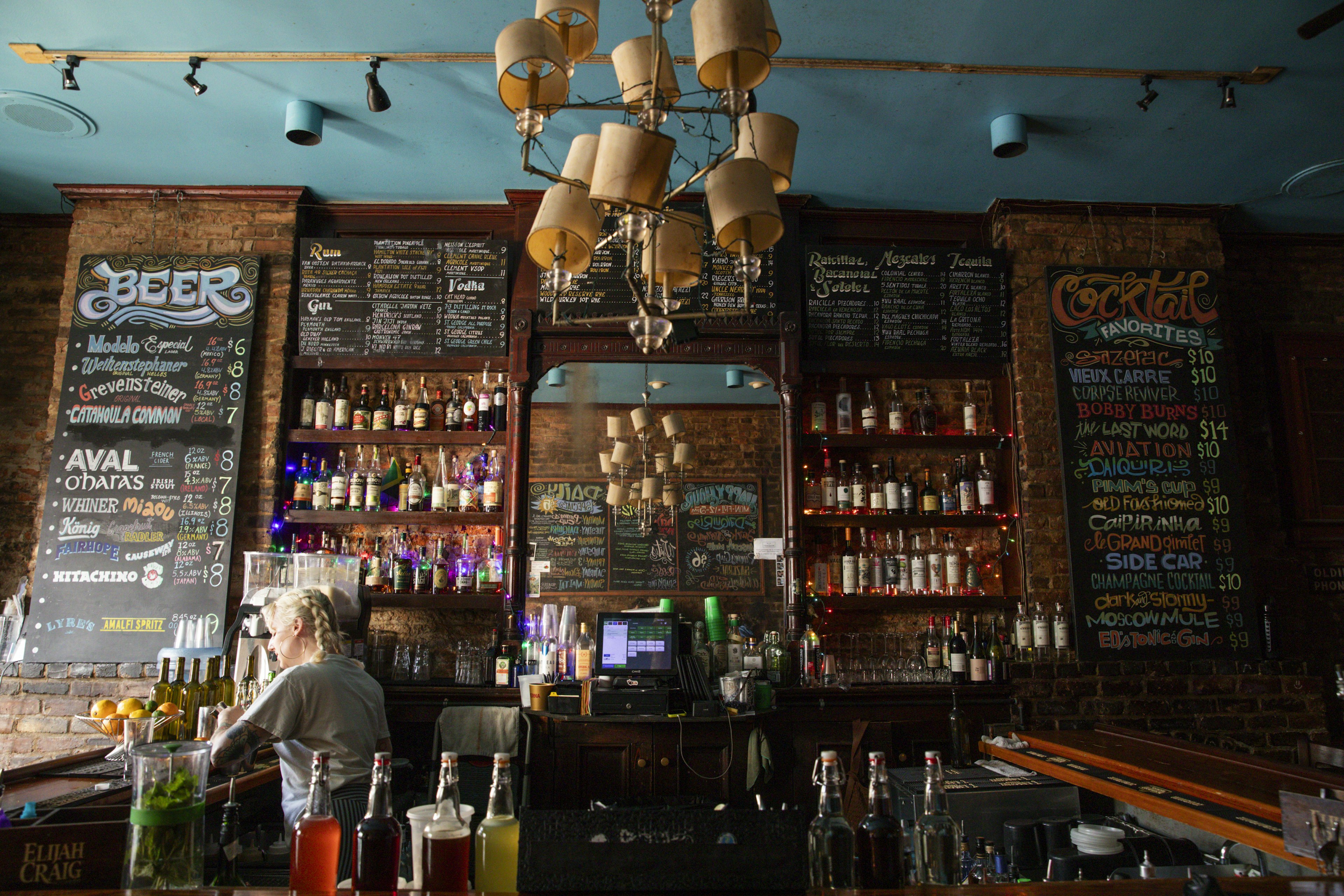 September 2024 : "Bar Tonique" in the French Quarter neighborhood of New Orleans. Drink : Ramos Gin Fizz / Sazerac.