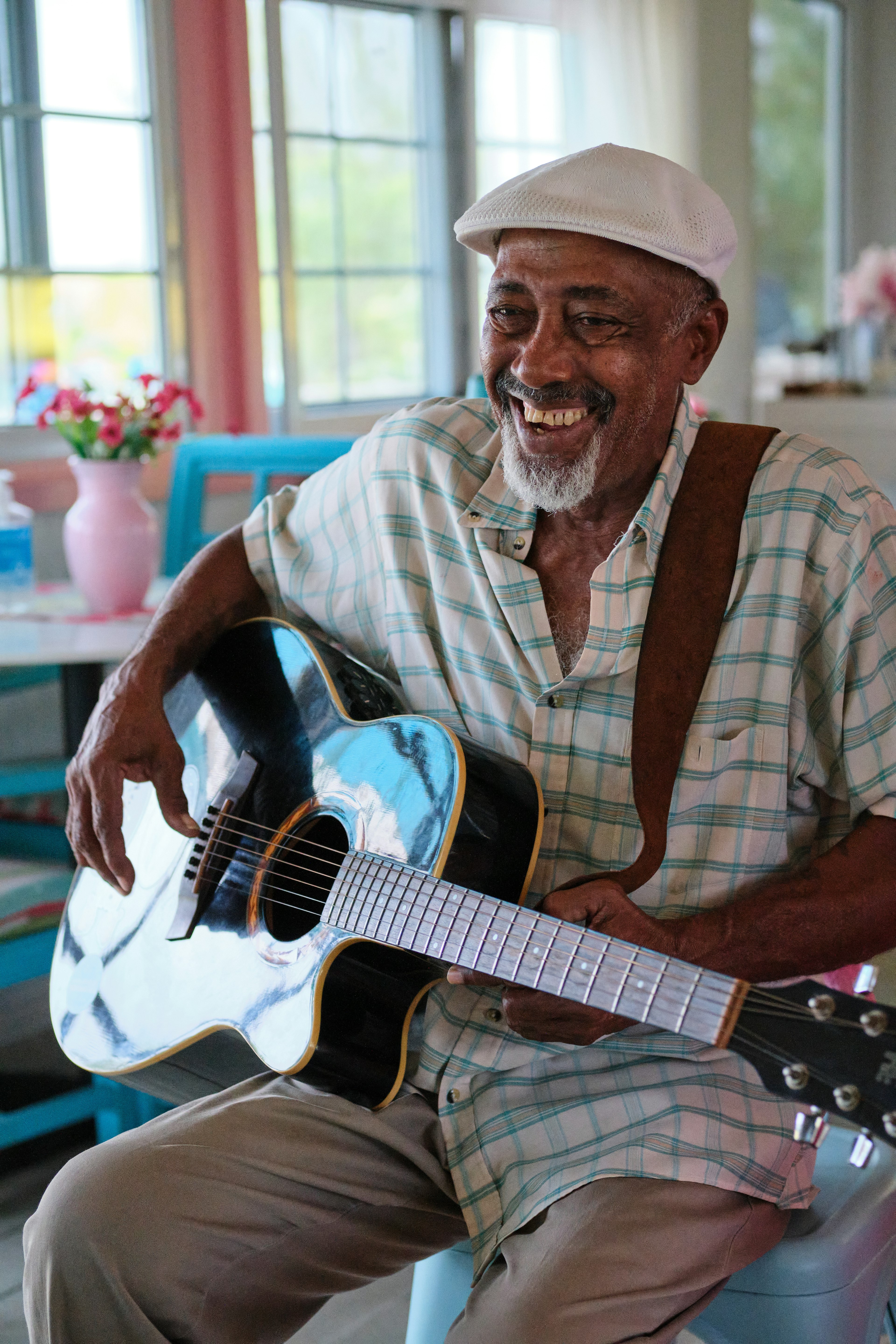 Rocky plays guitar during dinner at Rollezz Villas Beach Resort. Alexander Howard/ϰϲʿ¼