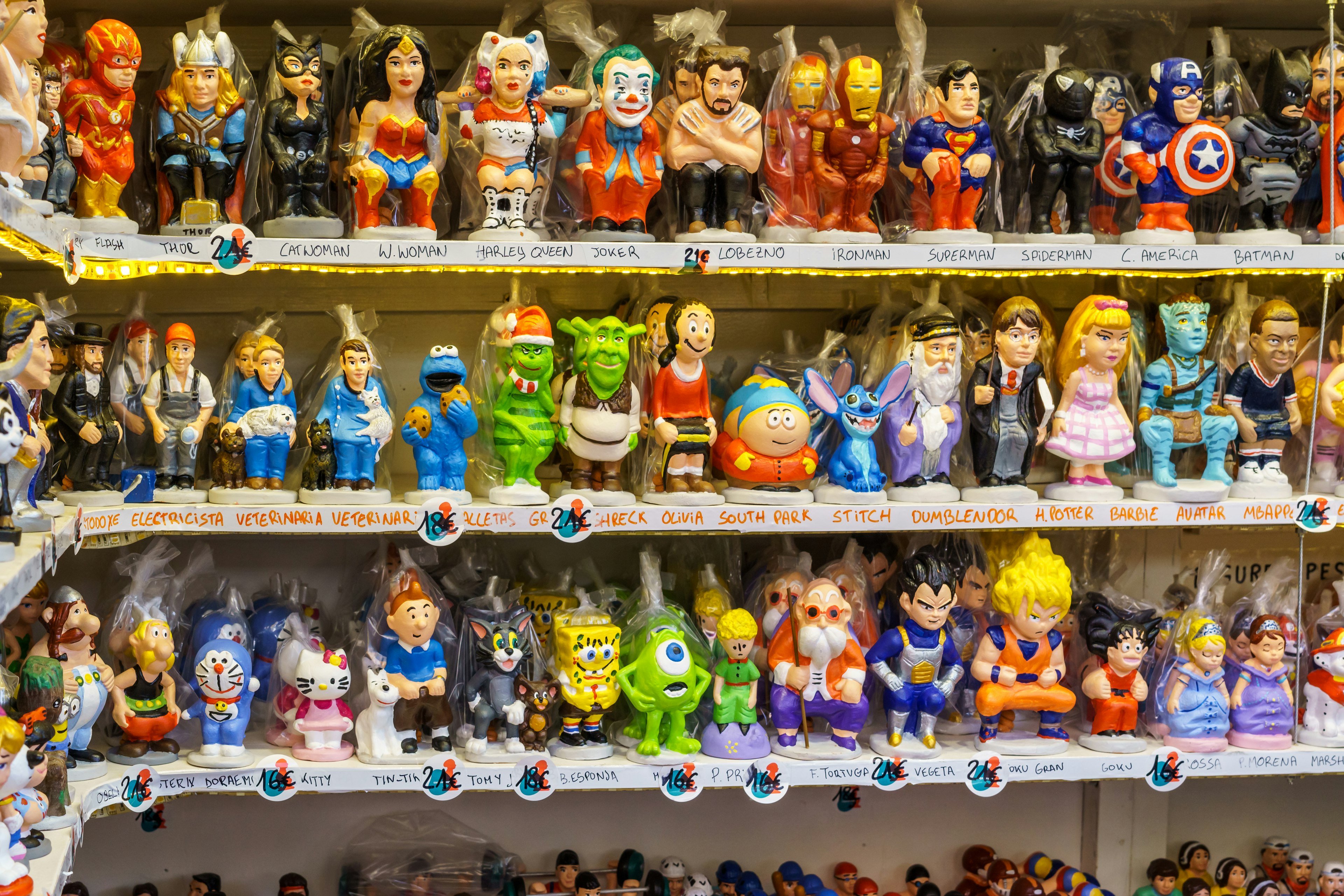 Полки в магазине, заполненные маленькими яркими фигурками, многие находятся в согнутом положении, как будто собираются в туалет