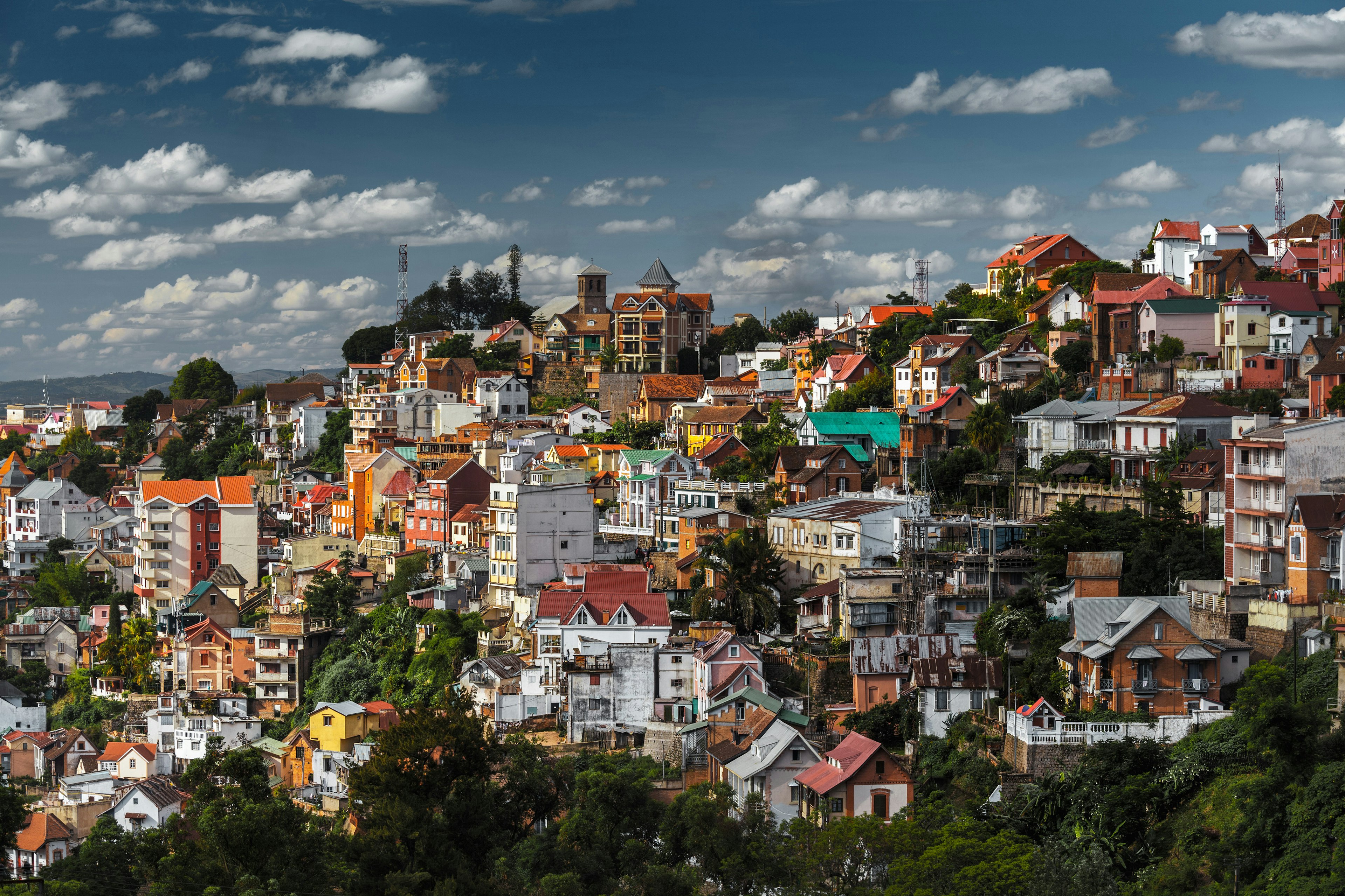 Looking across a gully to the Rova at a hilltop, with colourful buildings jumbled together on the slopes below.