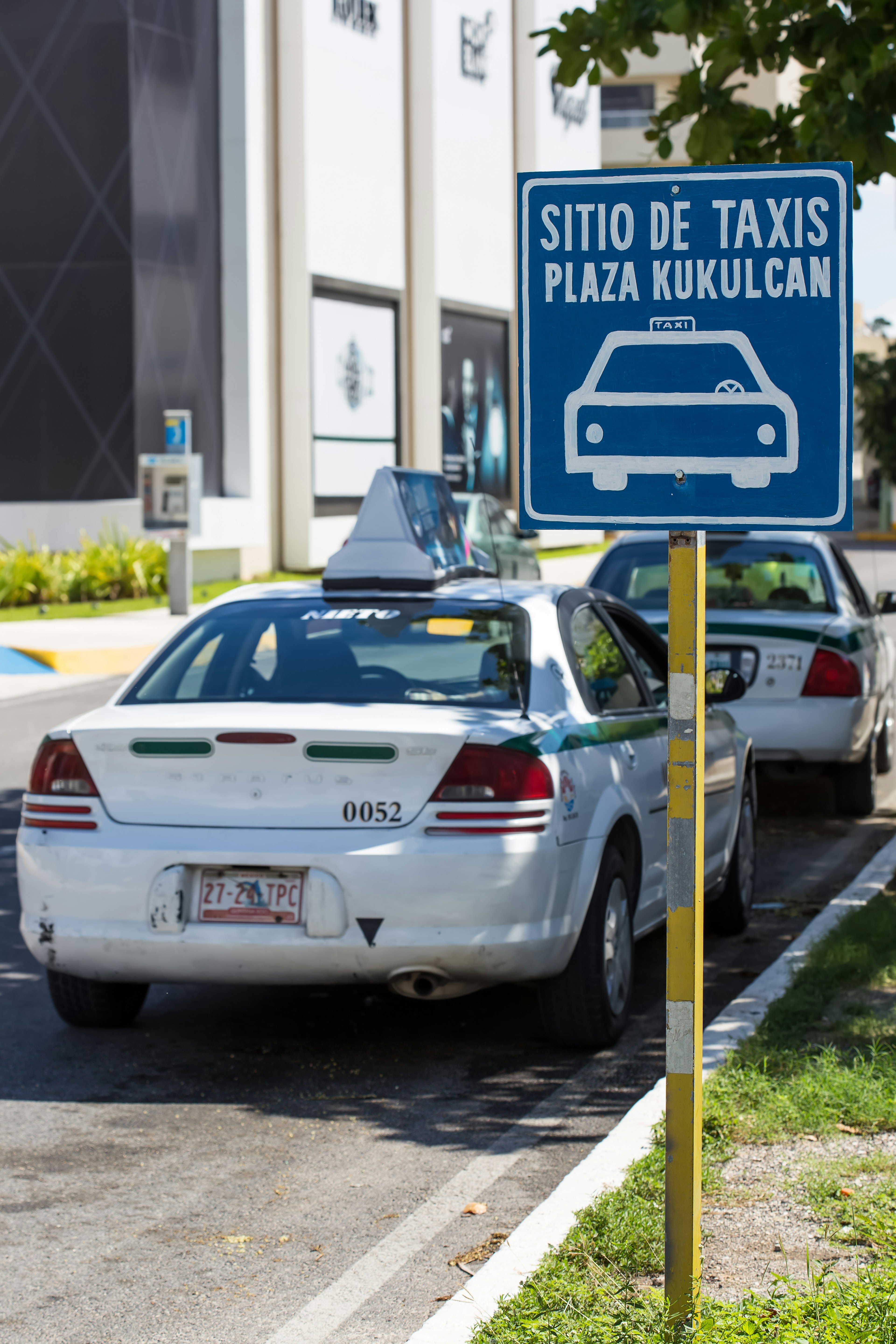 Taxis parked on a curb near Kukulcan Plaza at Zona Hotelera.