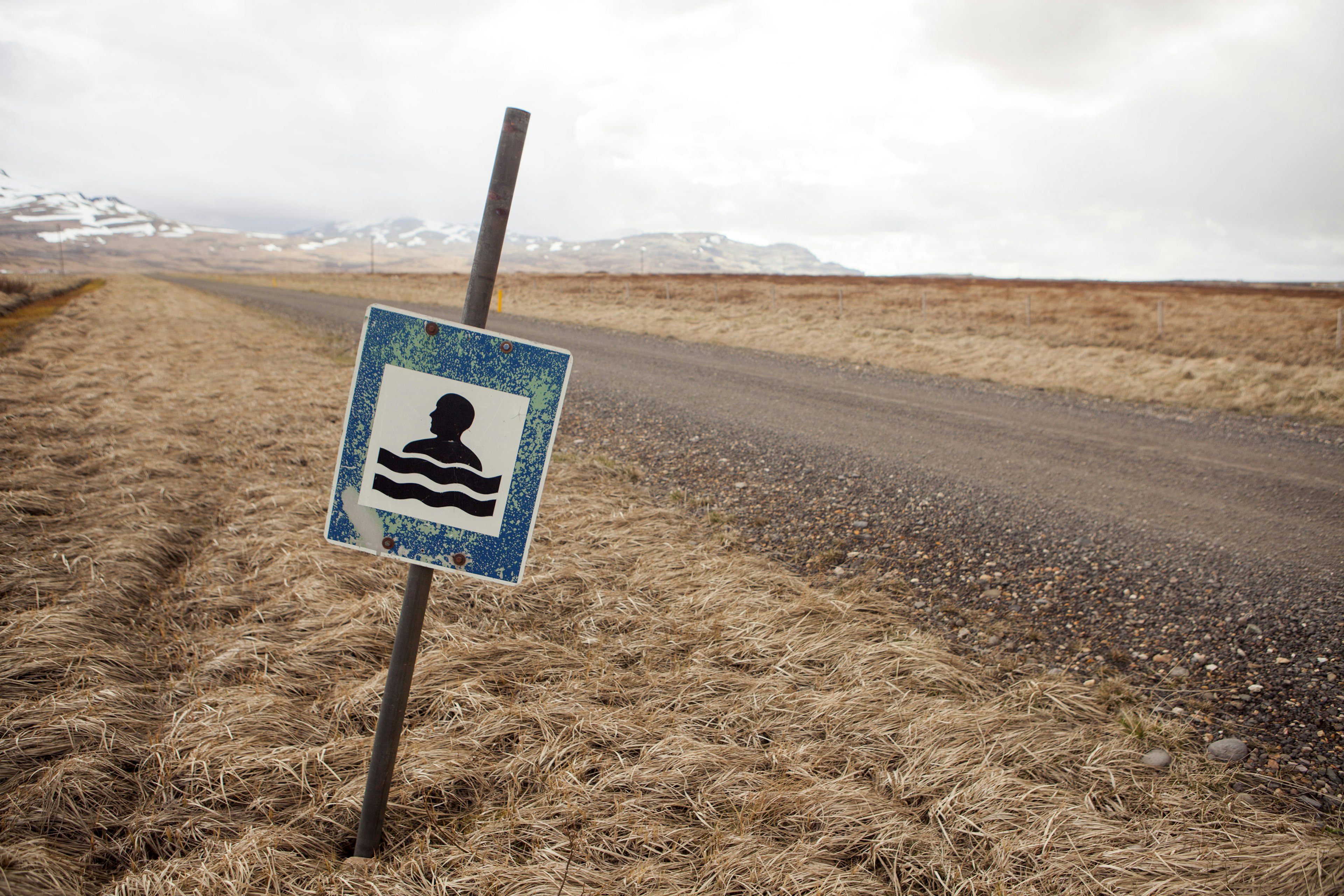 Road sign to a swimming pool in West Iceland