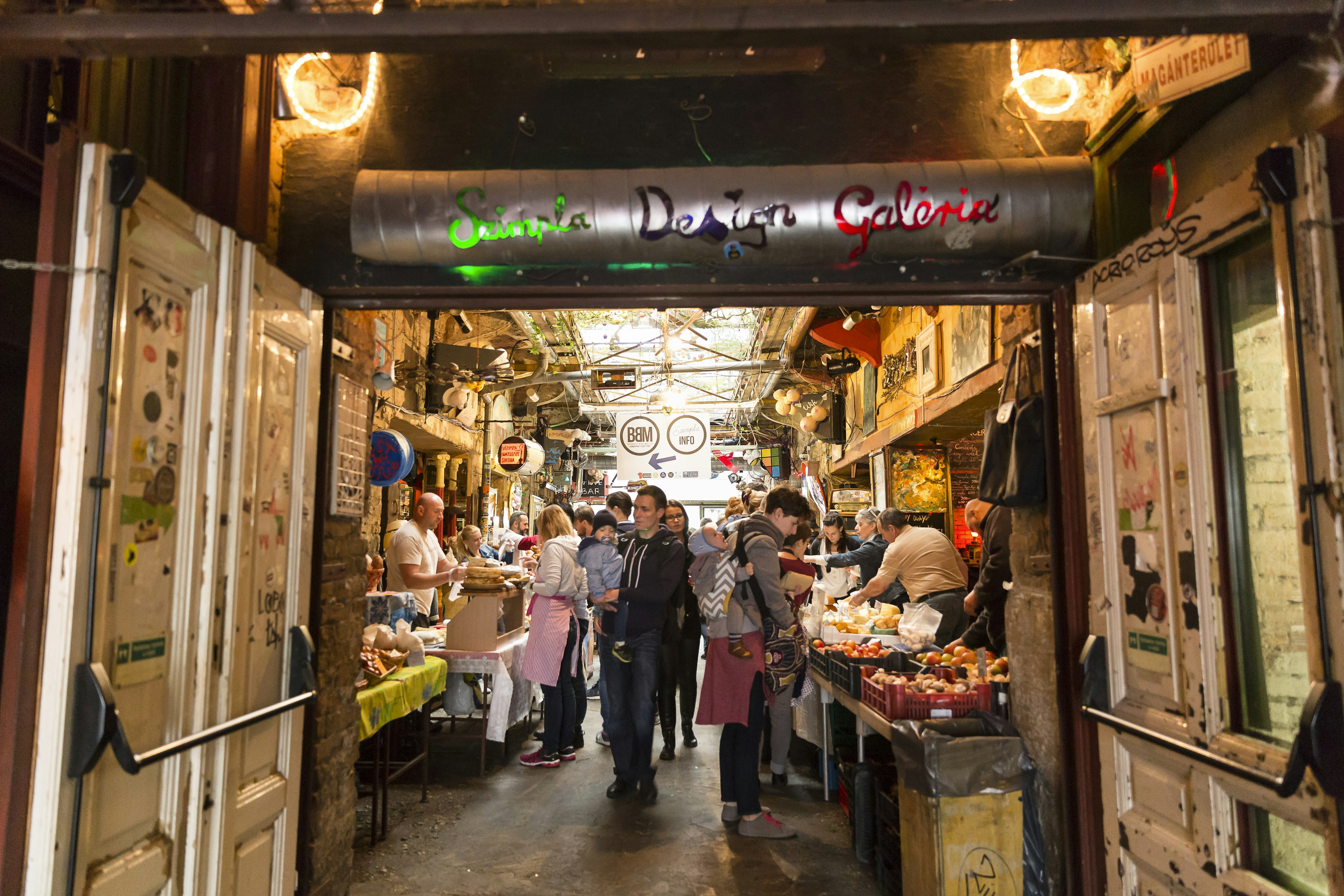 Szimpla Kert farmers market.