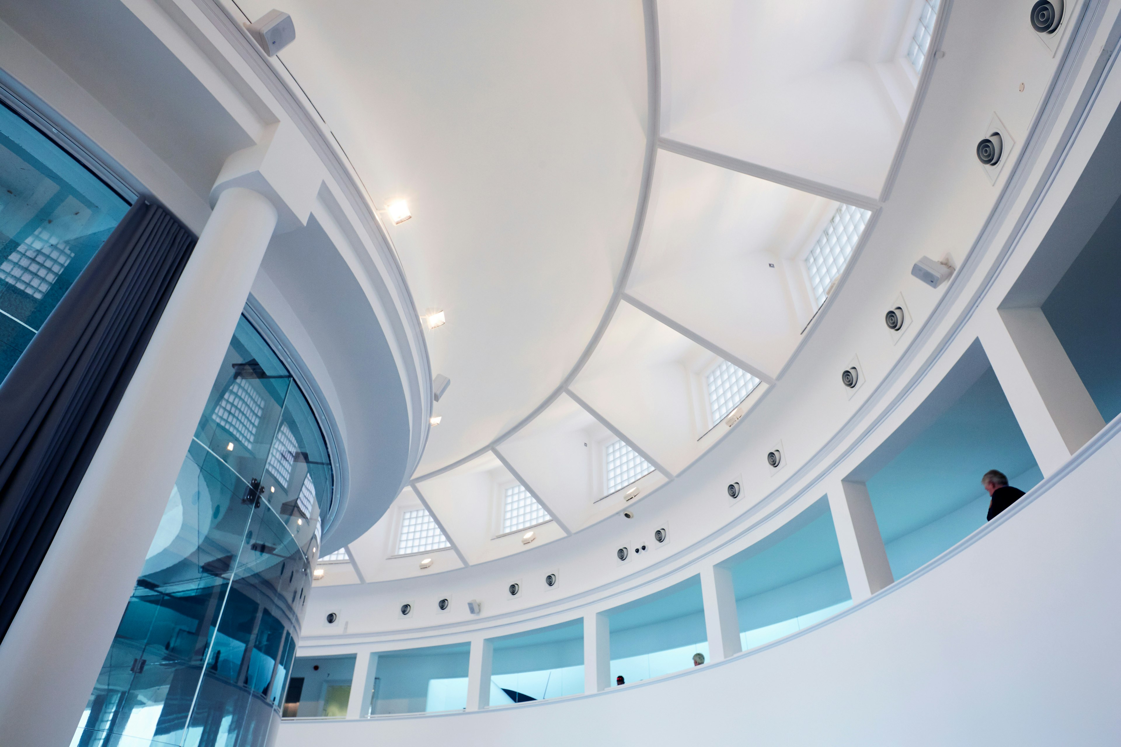 Looking up at the white walls, columns and ceiling of the circular interior of Tate St Ives.