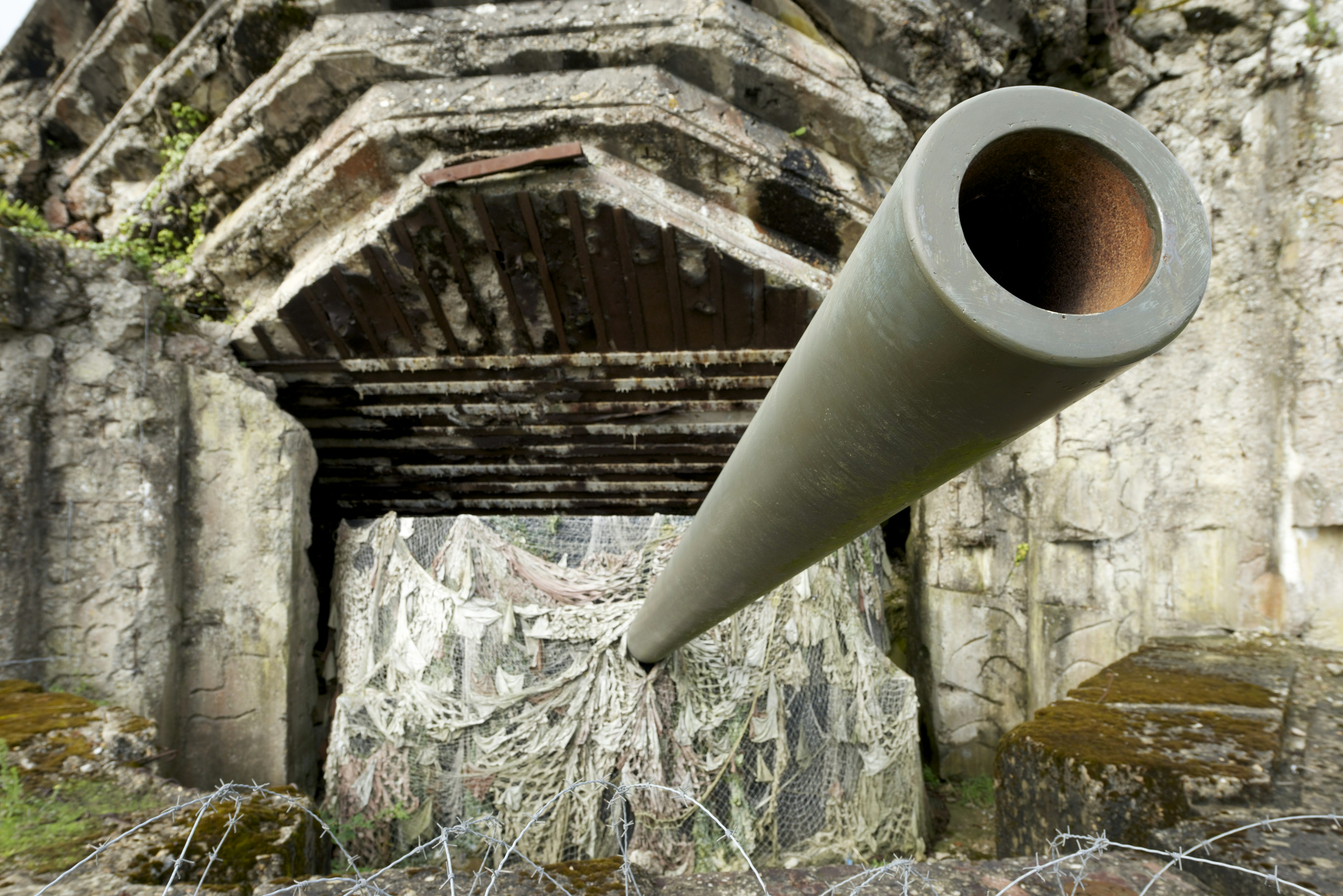 The Longues-sur-Mer Battery is a 150mm German artillery gun