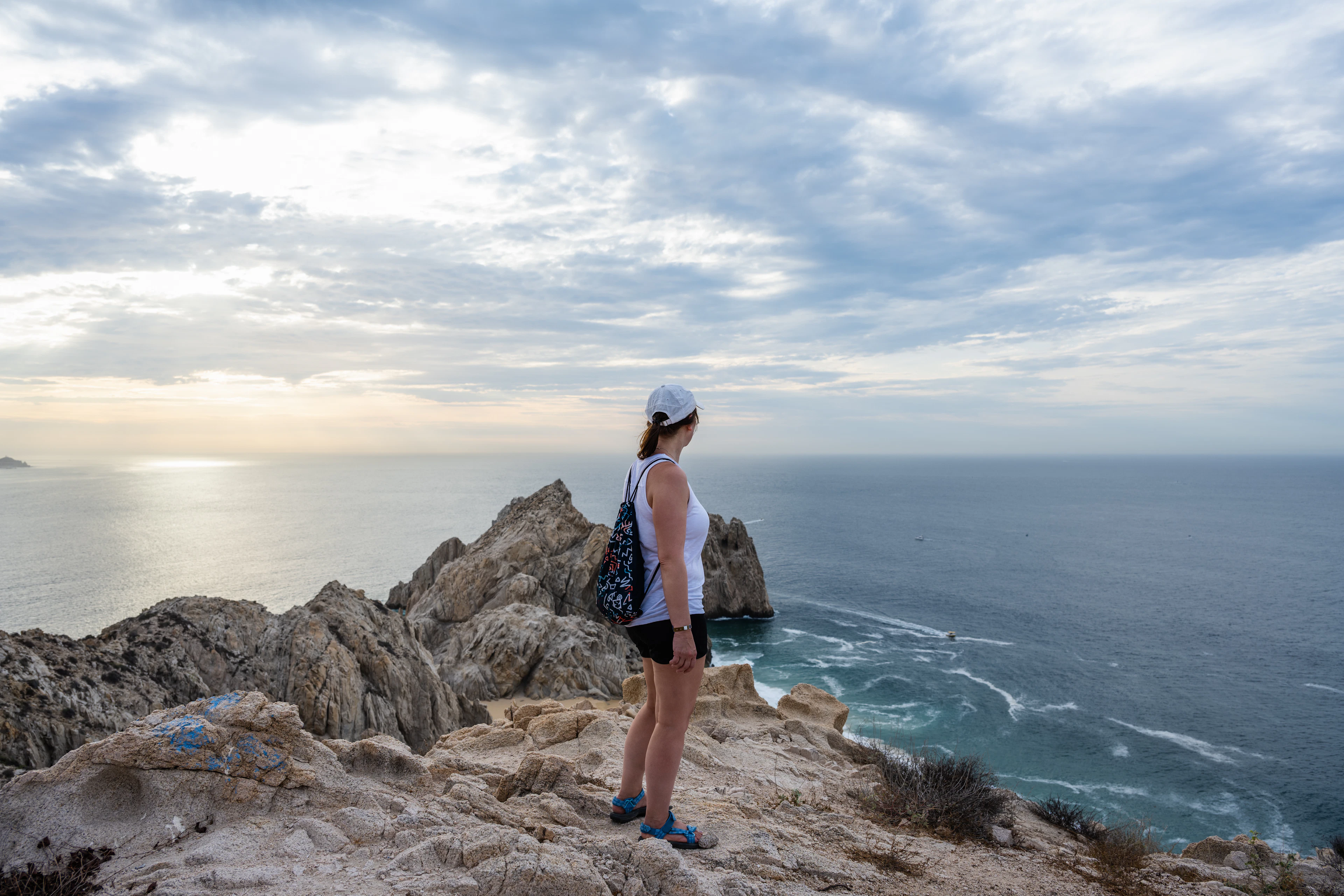 Женщина поднимается на гору Солмар в Кабо Сан Лукас, Мексика