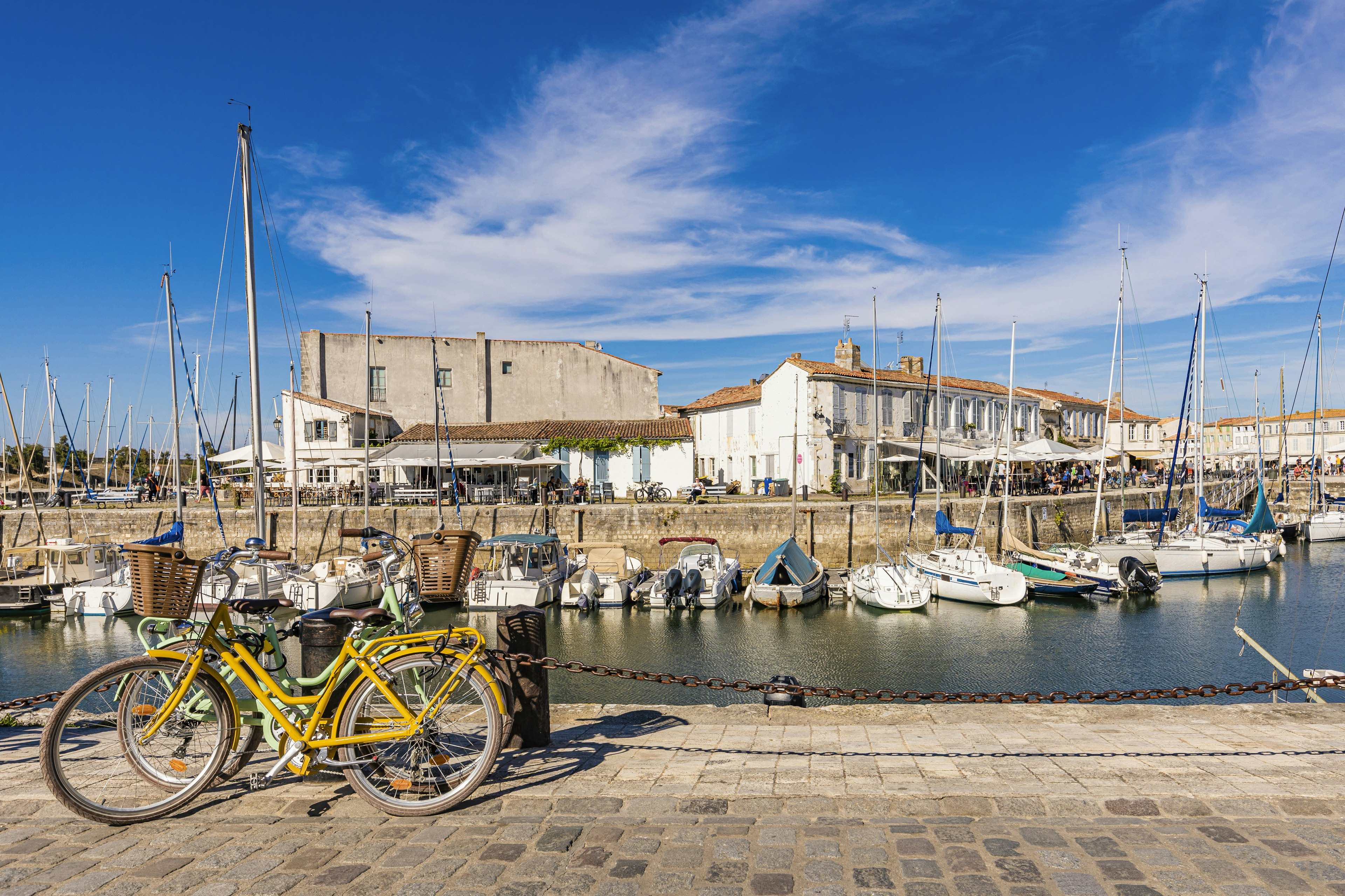 Saint-Martin-de-Re, Île de Ré. 마을 항구에 정박해 있는 다양한 보트들