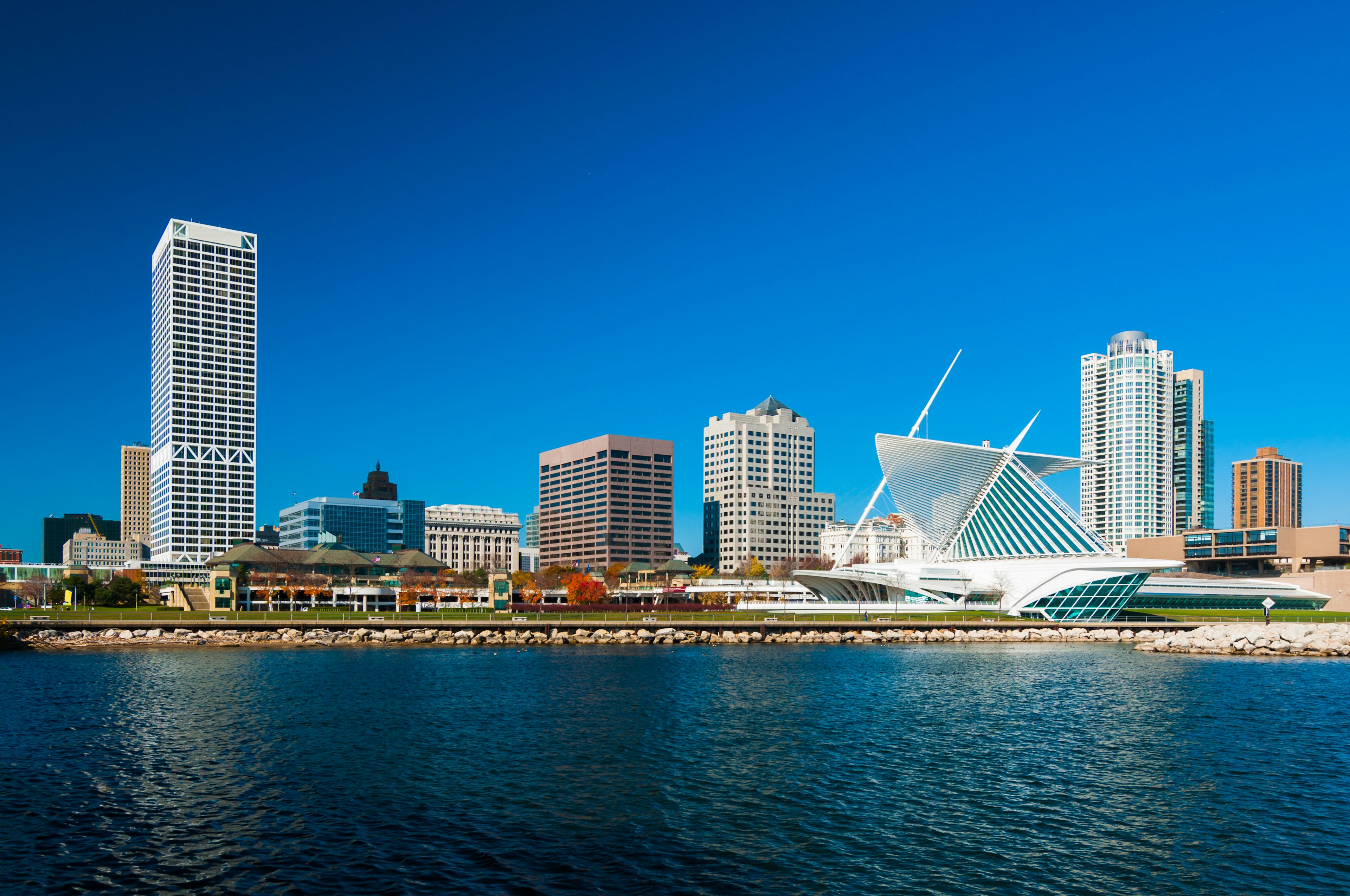 Downtown Milwaukee skyline with the Milwaukee Art Museum on the right.