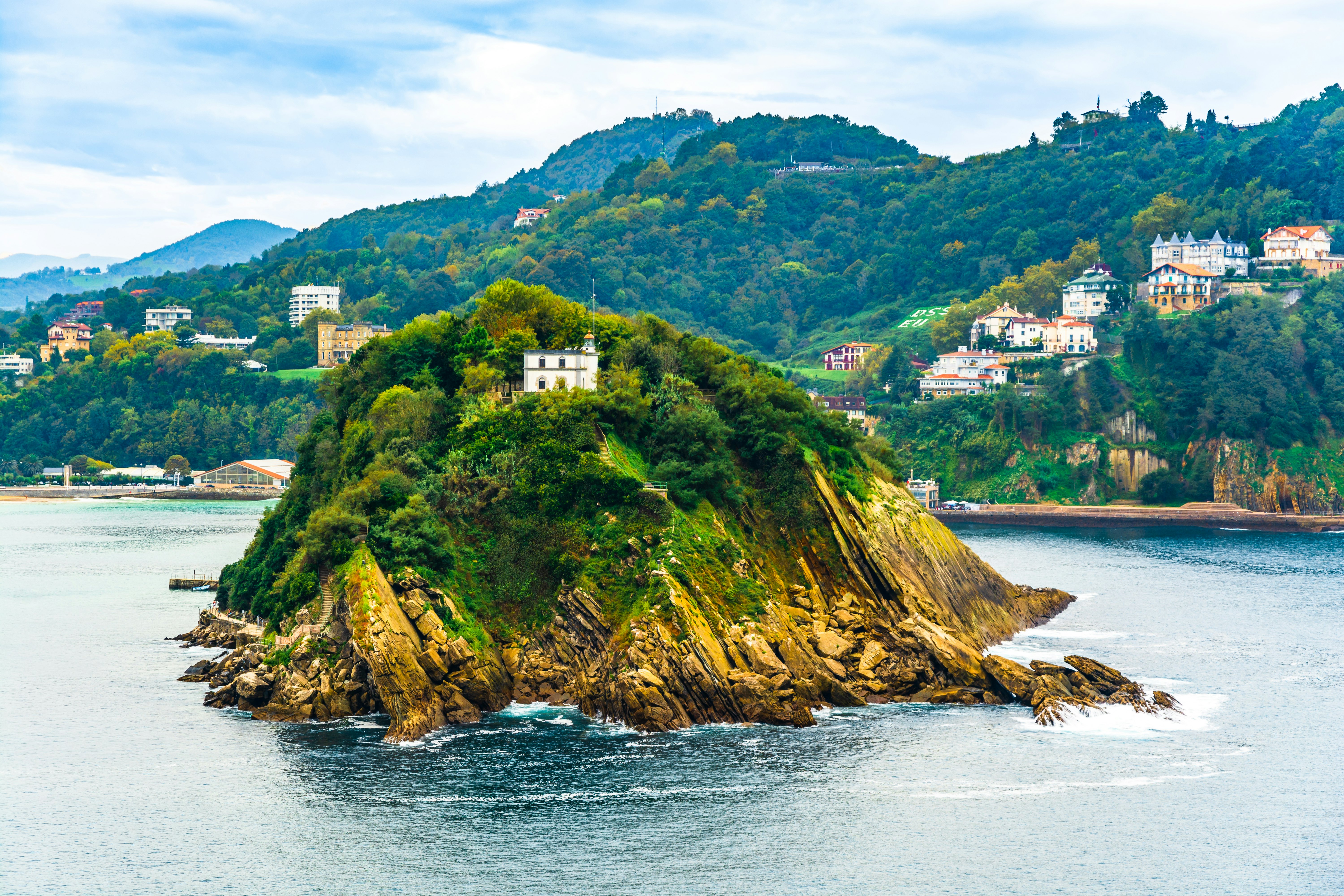 Santa Clara Island located between the mountains of Urgull and Igueldo in San Sebastian.