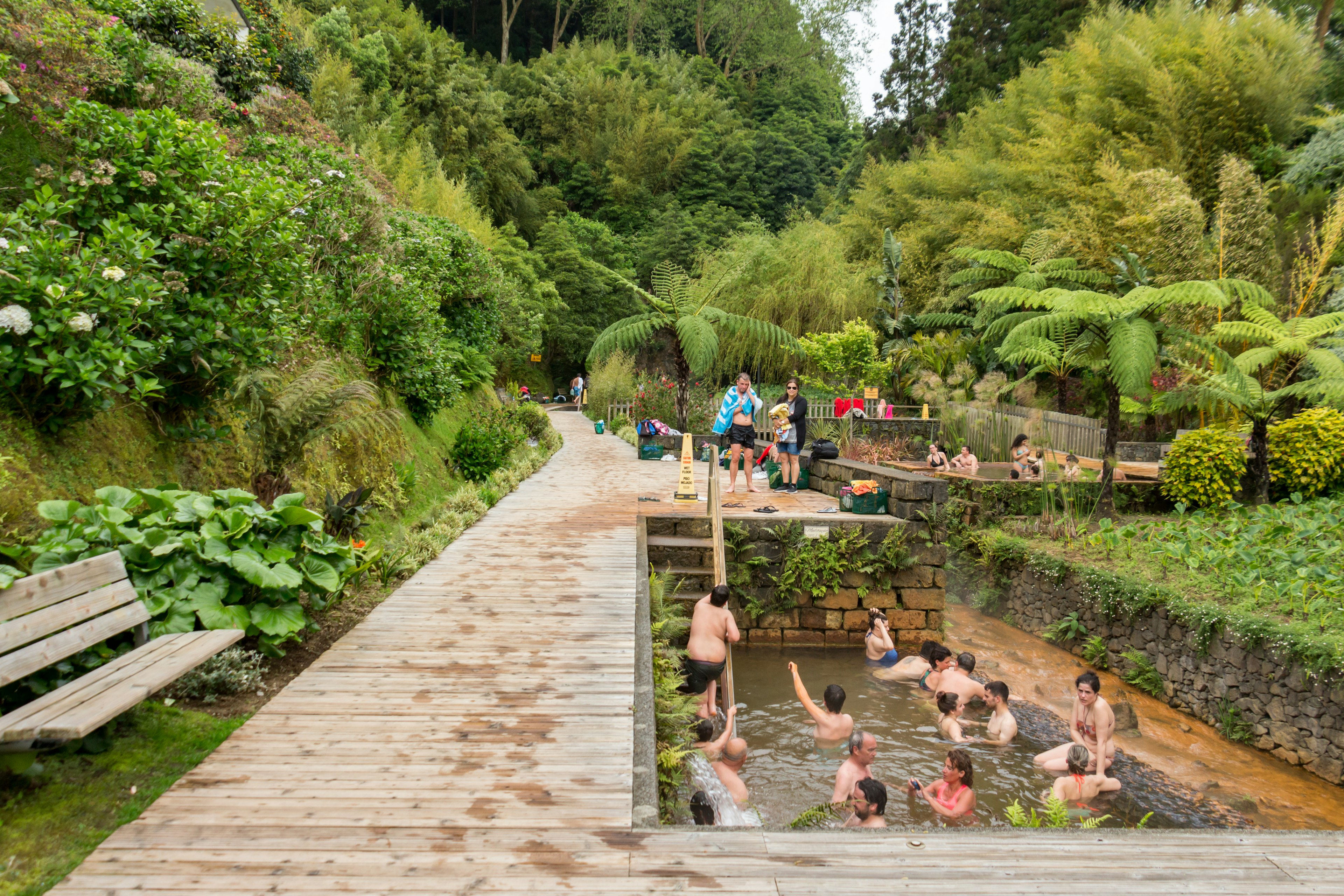 Poça da Dona Beija, popular hot springs facility featuring 5 therapeutic thermal pools.
1469447195