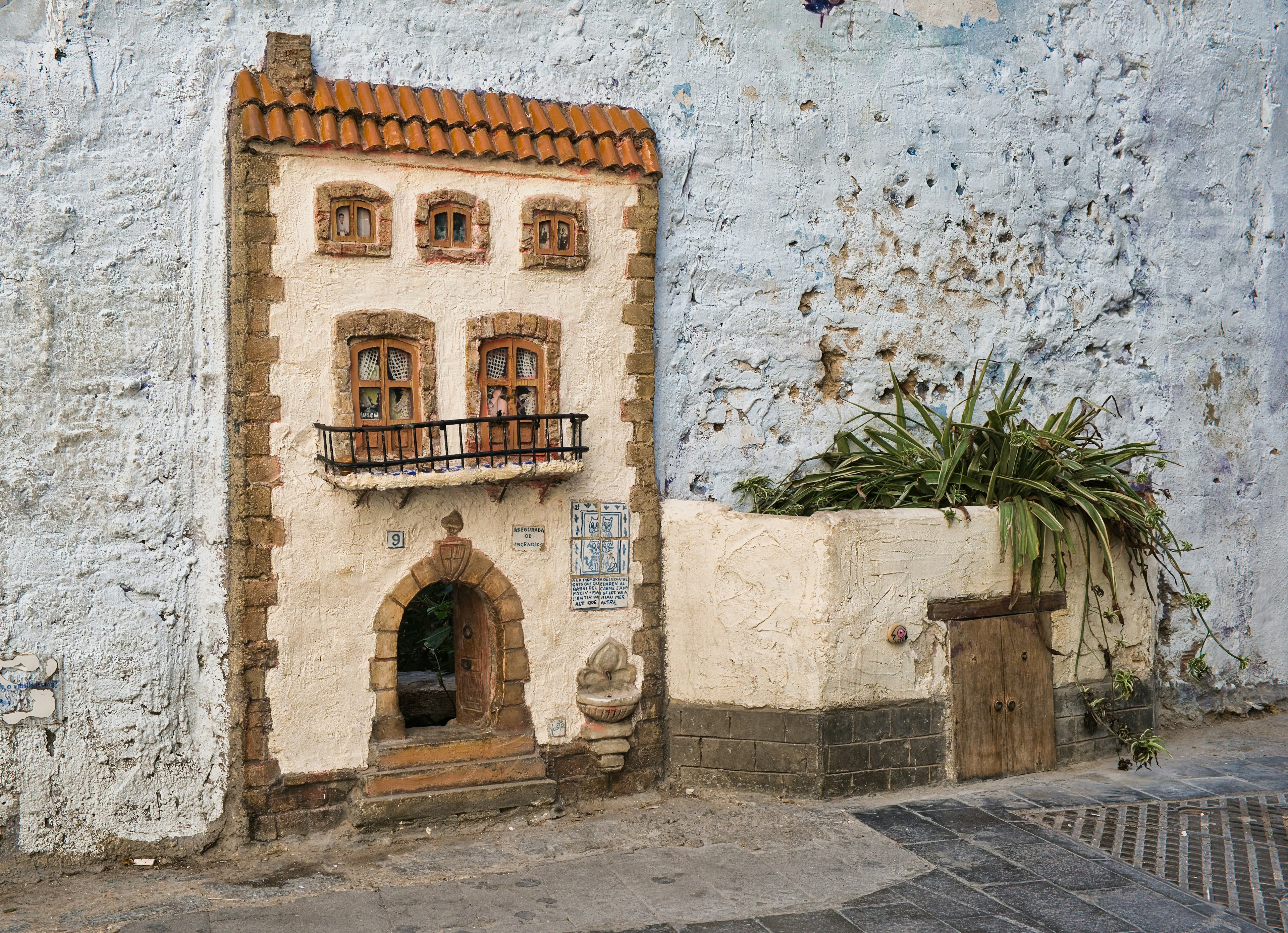 Tiny painted facade for the House of Cats in Valencia