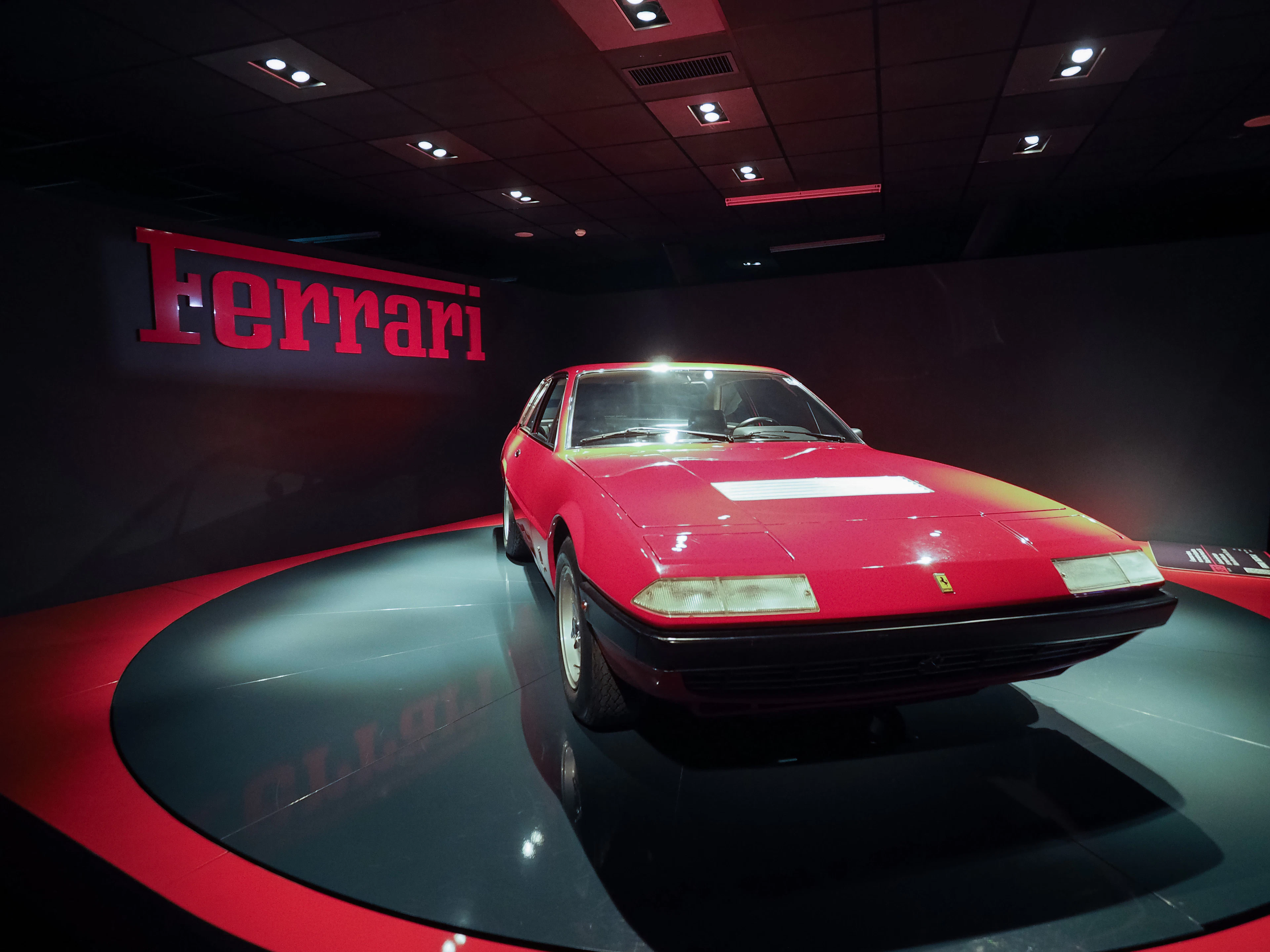 Винтажный красный Ferrari на выставке в драматически освещенной галерее Museo Nazionale dell Automobile (Национальный музей автомобилей), Турин, Италия