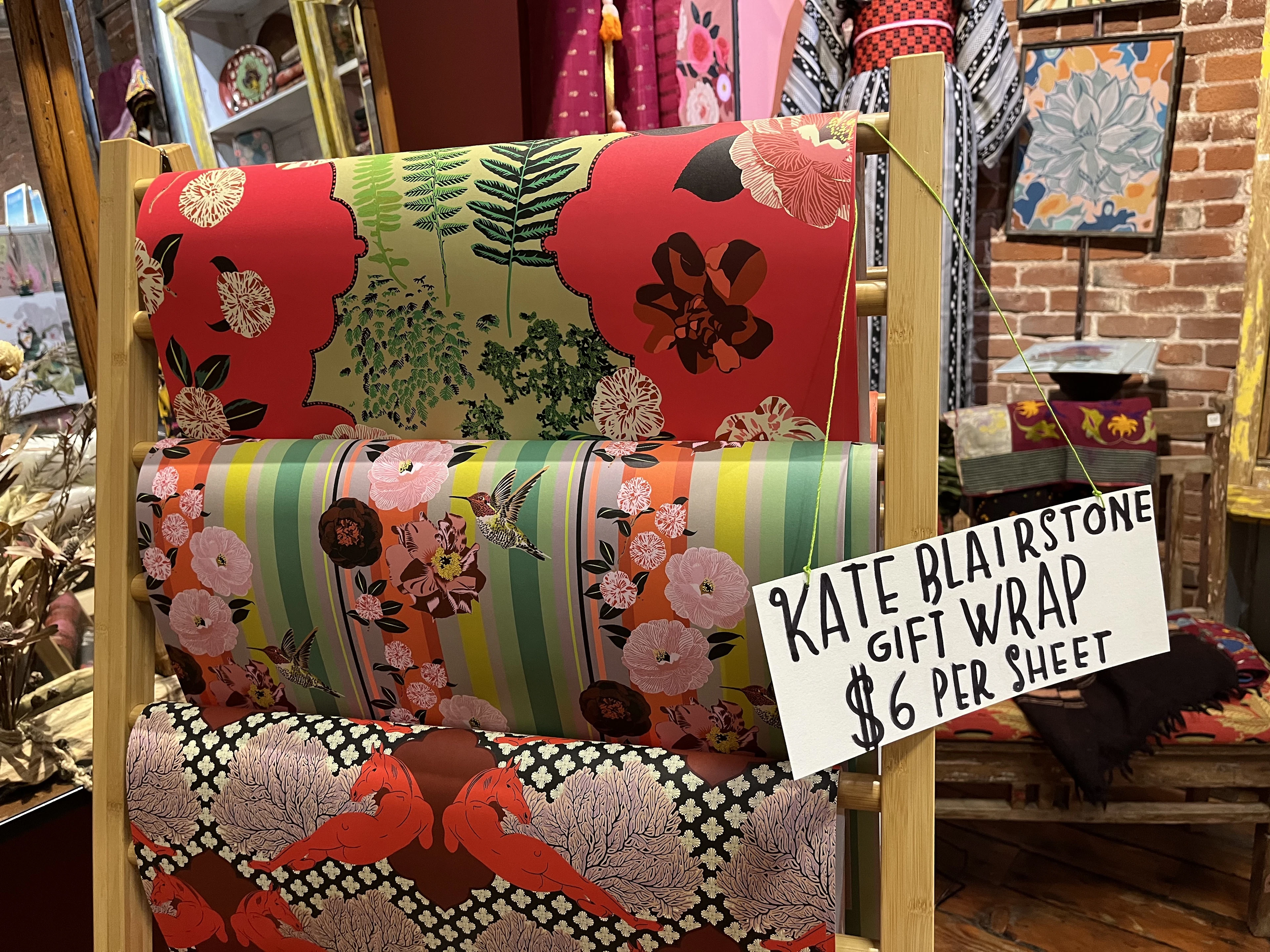 Яркие ручные упаковочные листы для подарков на продажу в независимом бутике Cargo в Портленде, Орегон