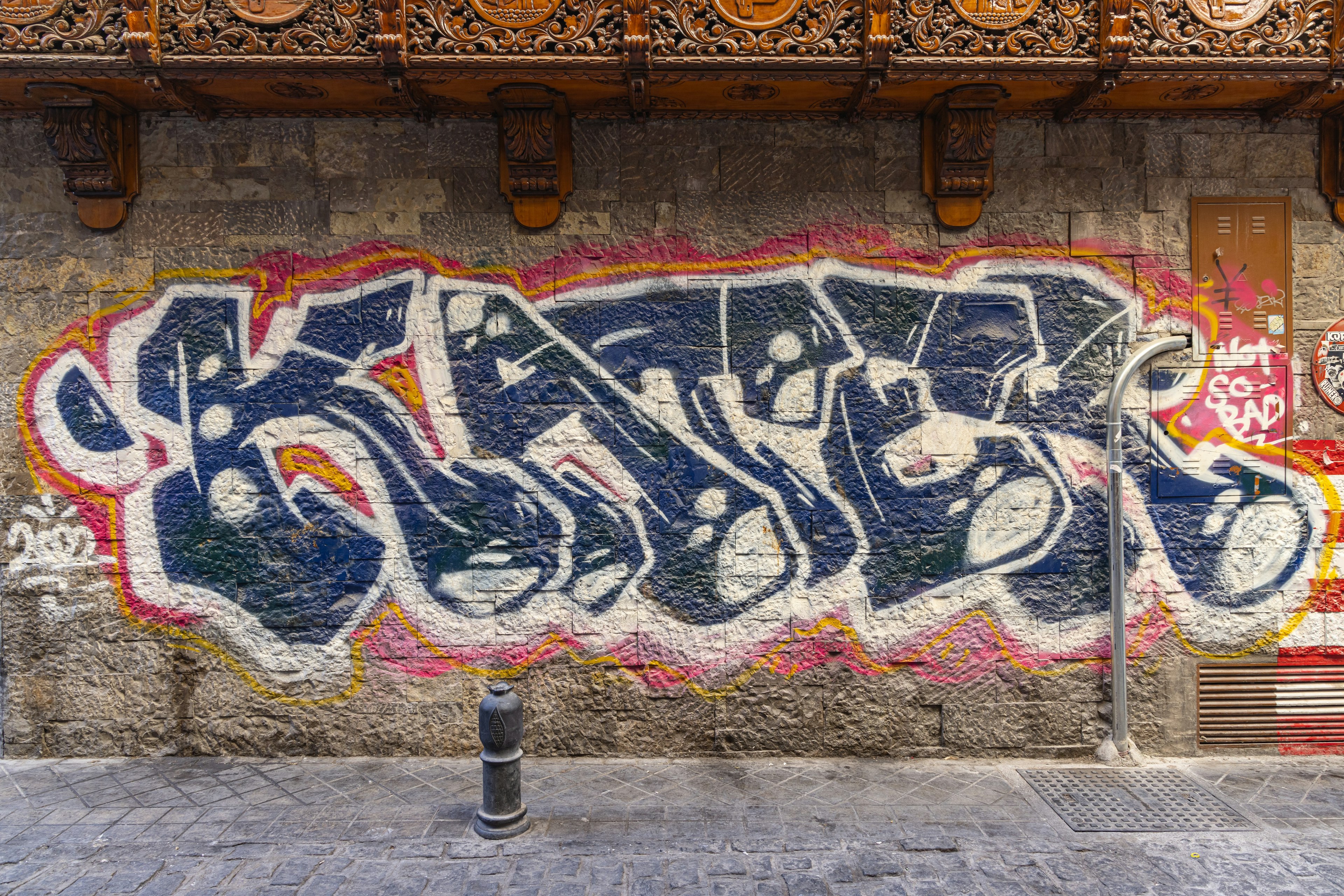 Graffiti in blue and red on a wall in the historic quarter of Albaicín, Granada, Ի岹ܳí, Spain