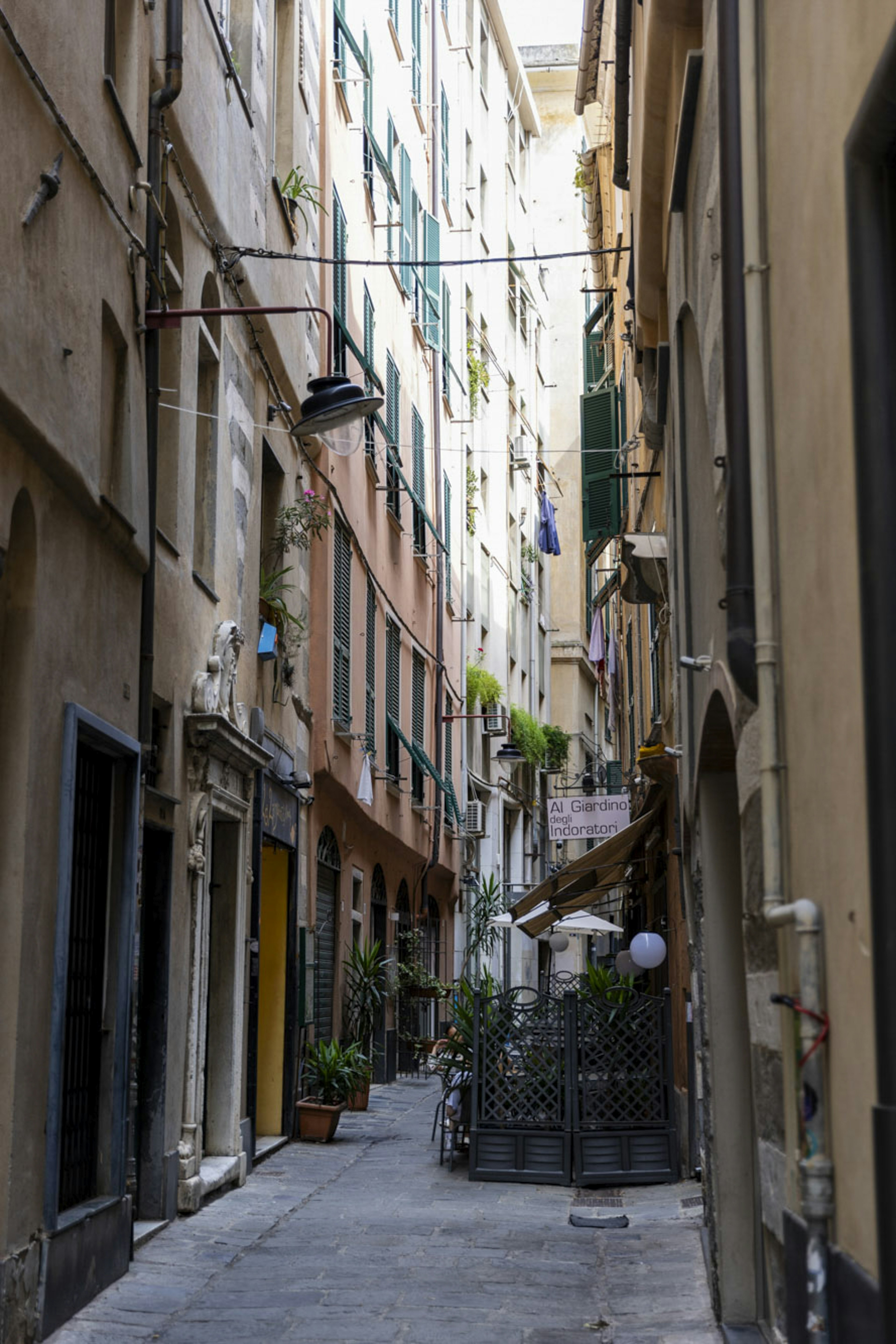 Details of buildings Vicoli Genoa, Vico degli Indoratori. Francesca Salamone for Lonely Planet