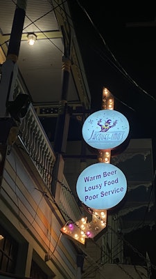 Sign outside Jaques-Imo's that suggests the food is lousy and the service is bad.