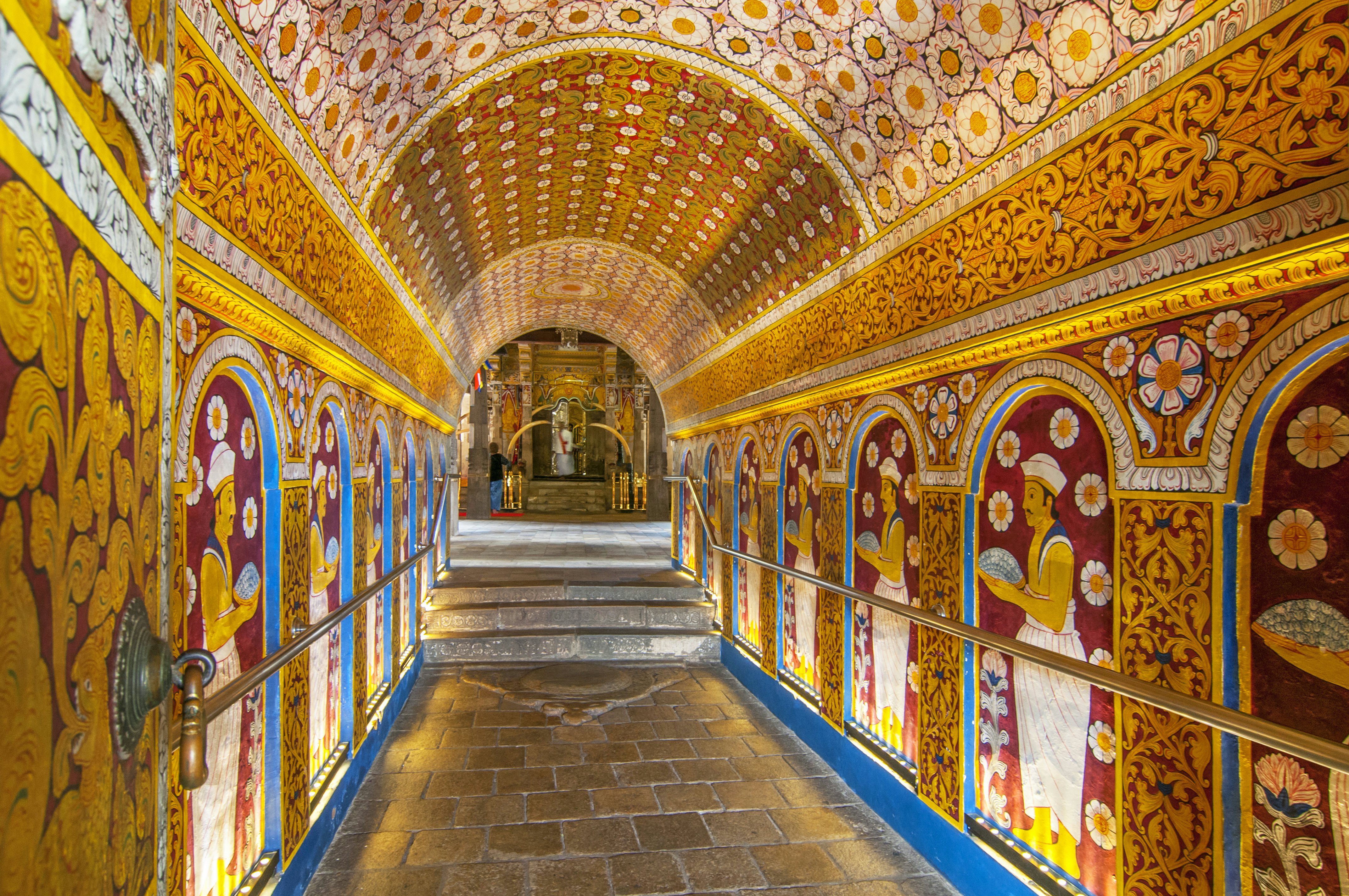 May 8, 2015. Temple of the Tooth Relic, famous temple housing tooth relic of the Buddha, UNESCO World Heritage Site, Kandy, Sri Lanka, Asia.  License Type: media  Download Time: 2024-06-26T20:06:22.000Z  User: aniabartoszek  Is Editorial: Yes  purchase_order: 56530