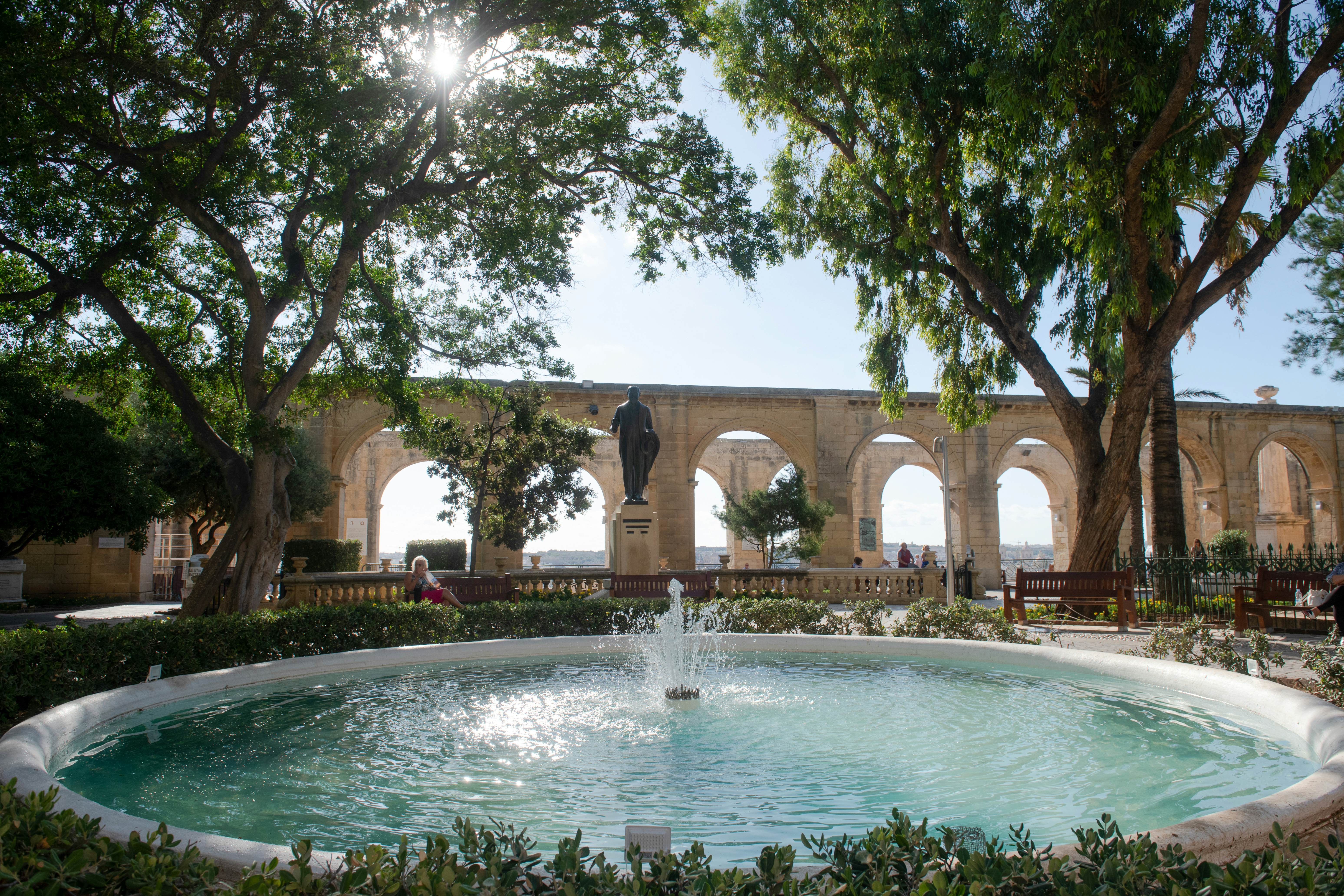 Upper Barrakka Gardens fountain and colonnade a Malta - Best in Travel - Shot for Lonely Planet