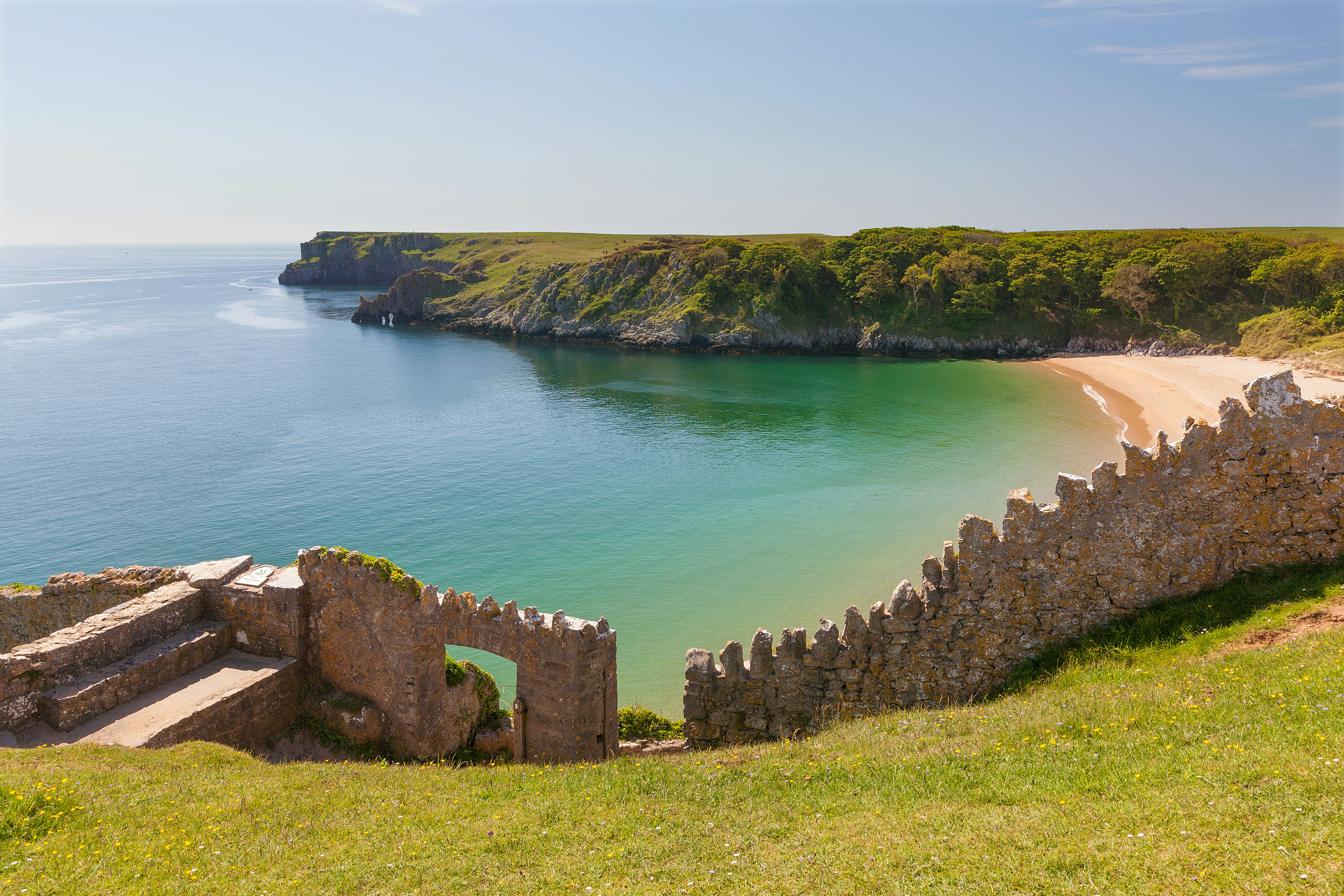 A stone wall along Barafundle Bay.