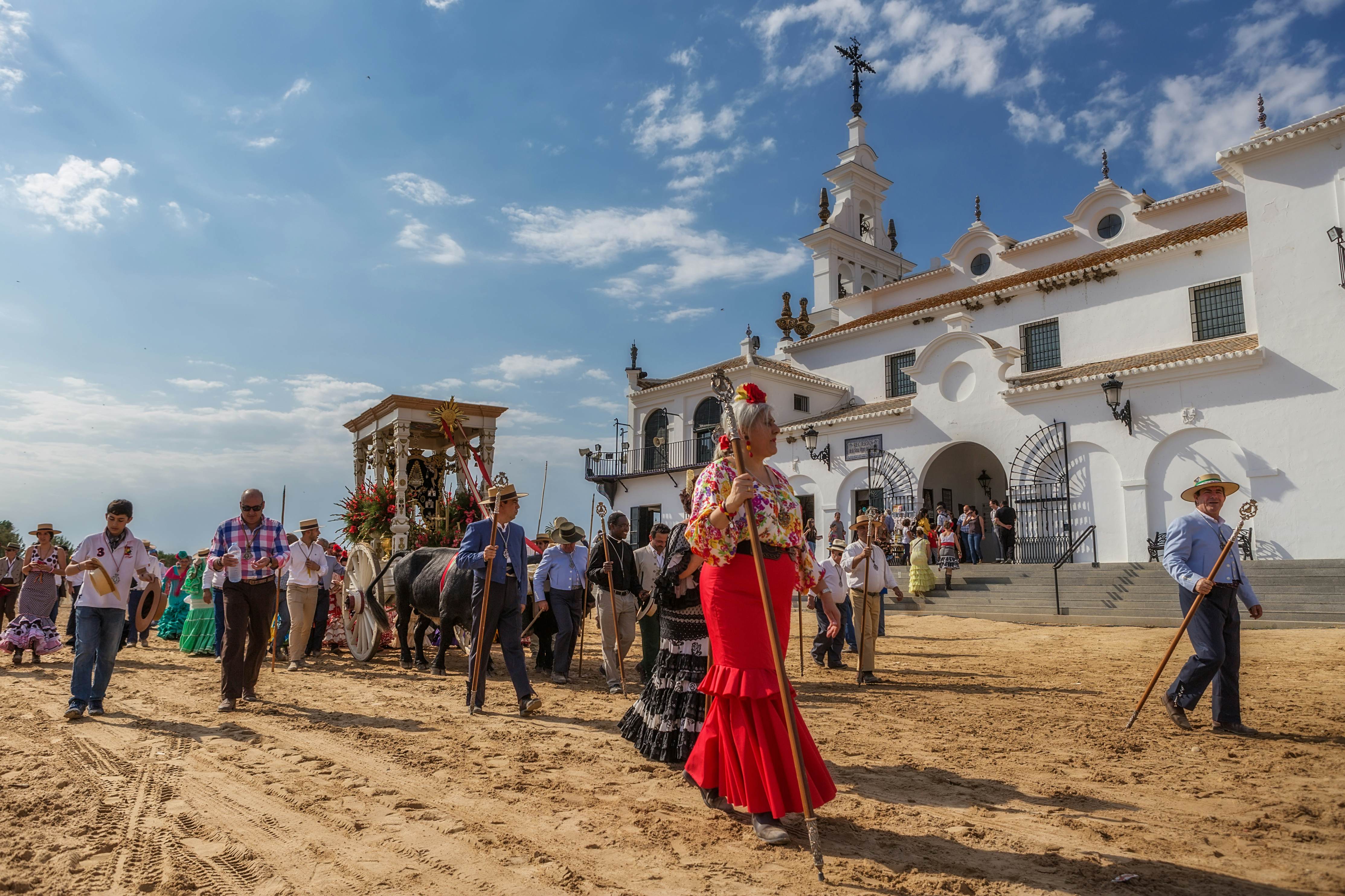 El ROCIO, ANDALUCIA, SPAIN - MAY 22: Romeria after visiting the Sanctuary goes to village.  2015  It is one of the most famous pilgrimage of Spain. This pilgrimage passes from the 15th century.