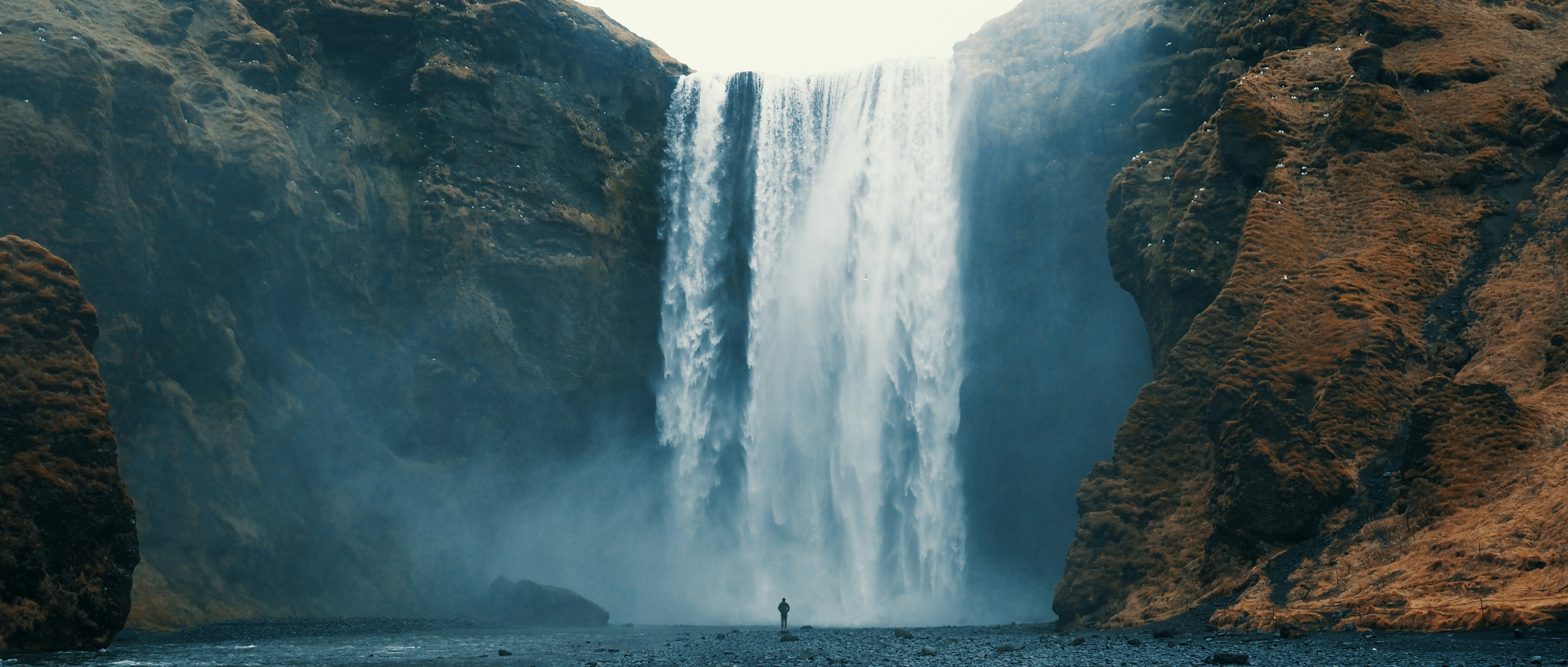 Woman overlooking waterfall at skogafoss, Iceland. Skógafoss, Ísland.