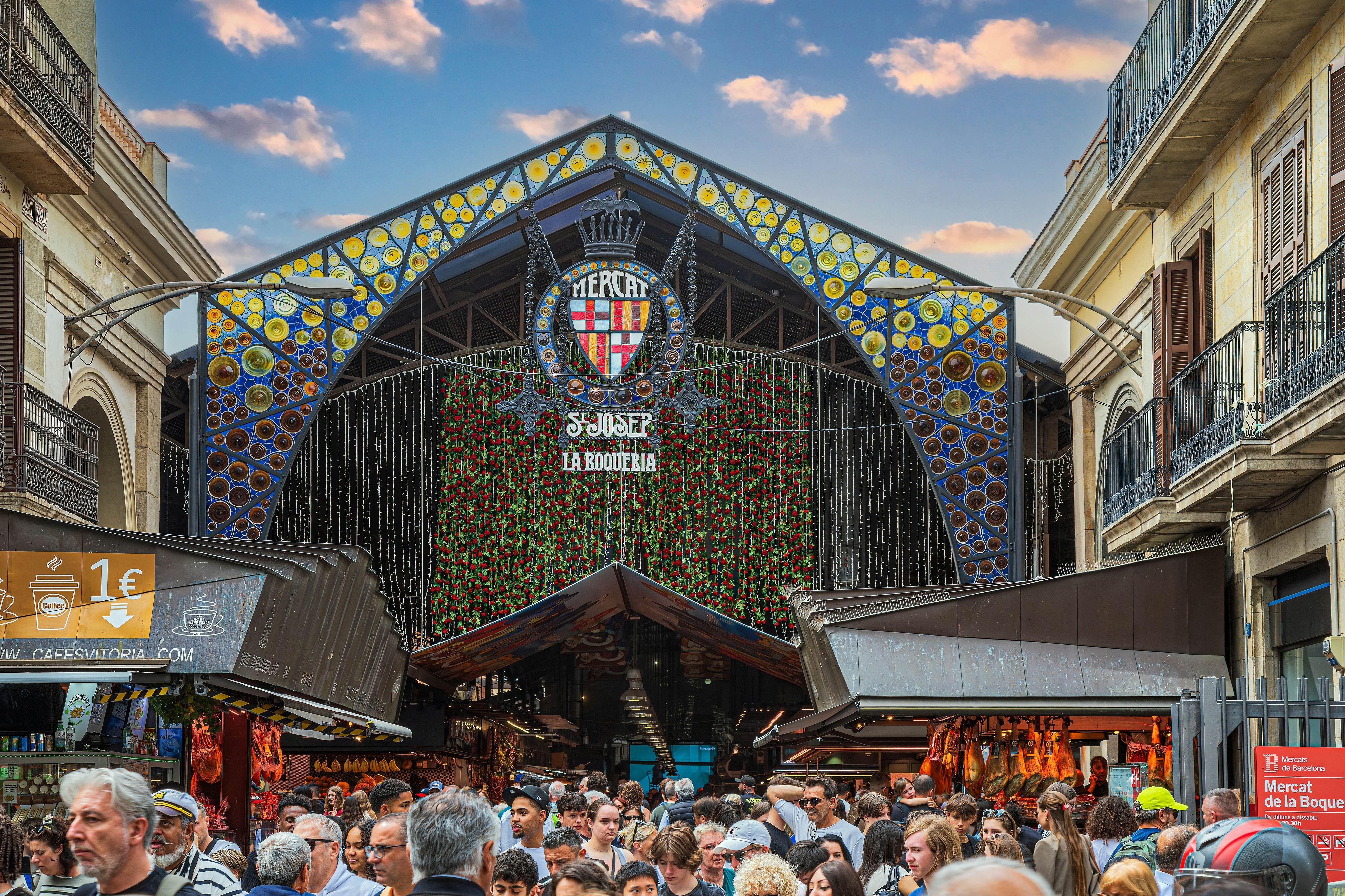 A crowd of visitors in front of Mercat de Sant Josep de la Boqueria