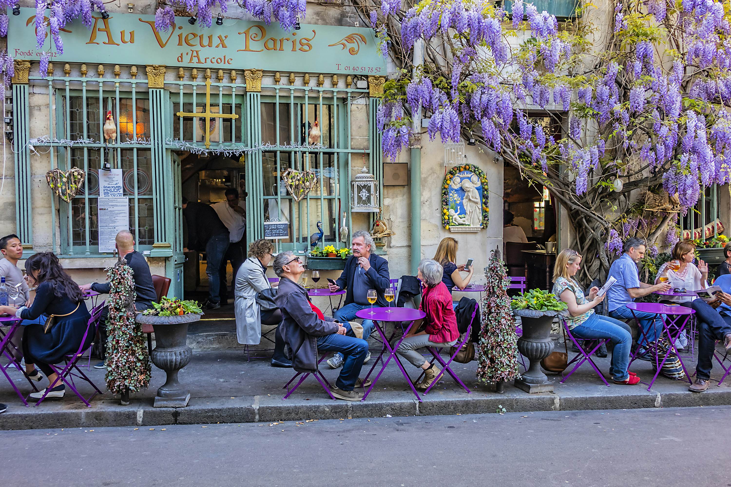 Au Viuex Paris d'Arcole restaurant at Narrow Street - rue Chanoinesse in heart of Paris, just a block from Notre Dame. It is one of oldest restaurants in Paris (1512).