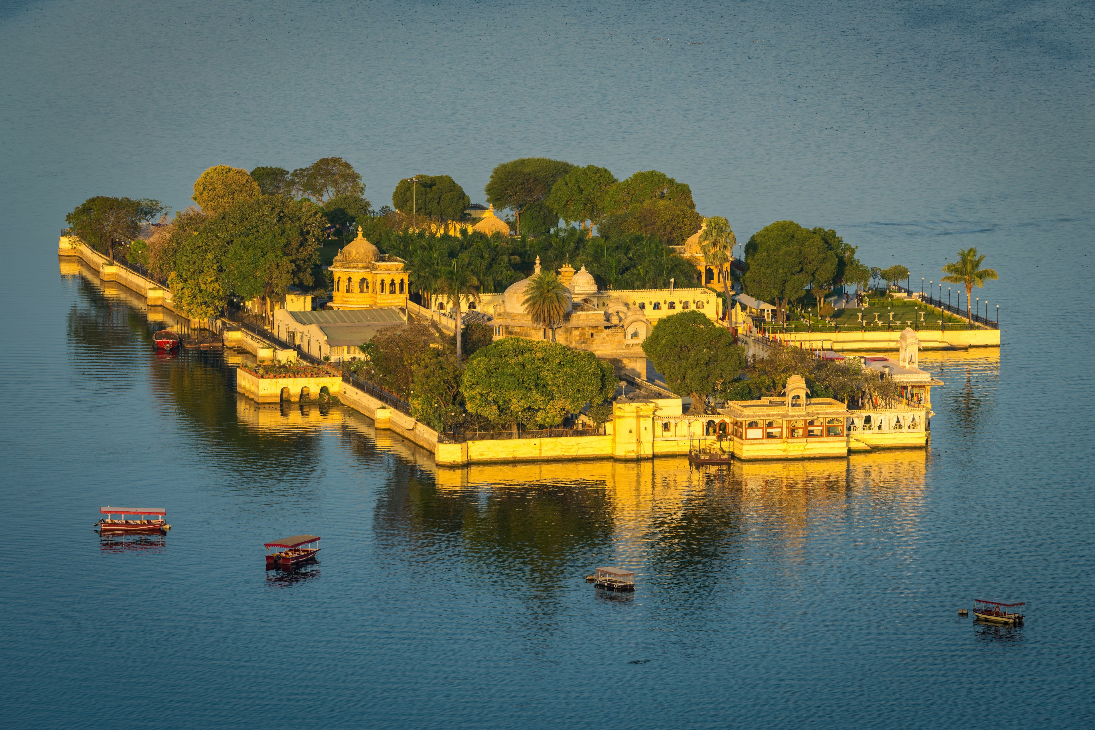 View over the Jagmandir Palace on Lake Pichola, Udaipur, Rajasthan, India.