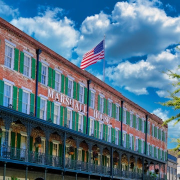 SAVANNAH, GEORGIA - October 20, 2021: Marshall House is one of the six Historic Inns of Savannah which were built in the mid 1800s. In 1864, it was occupied by Union troops as a hospital License Type: media Download Time: 2022-10-24T21:18:16.000Z User: zachary.laks_lonelyplanet Is Editorial: Yes purchase_order: