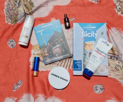 私たちがいつも休暇のために詰め込む夏の肌と美しさの必需品