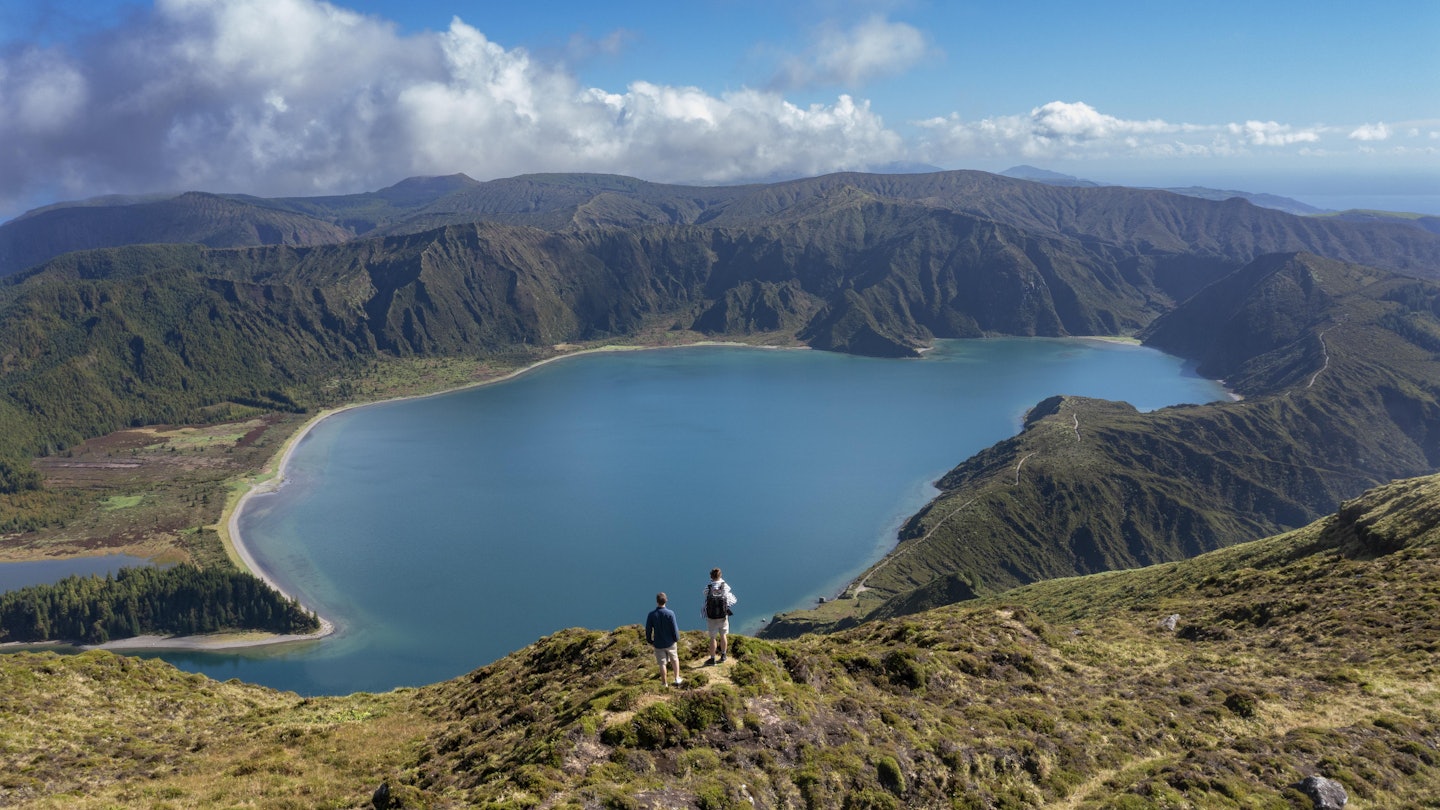Wanderer am Gipfel des Pico Barrosa mit Blick zum Kratersees Lagoa do Fogo,Insel Sao Miguel, Azoren, Portugal,
1359968642
Hikers at the summit of Pico Barrosa with view to the crater lake Lagoa do Fogo, Sao Miguel Island, Azores, Portugal
