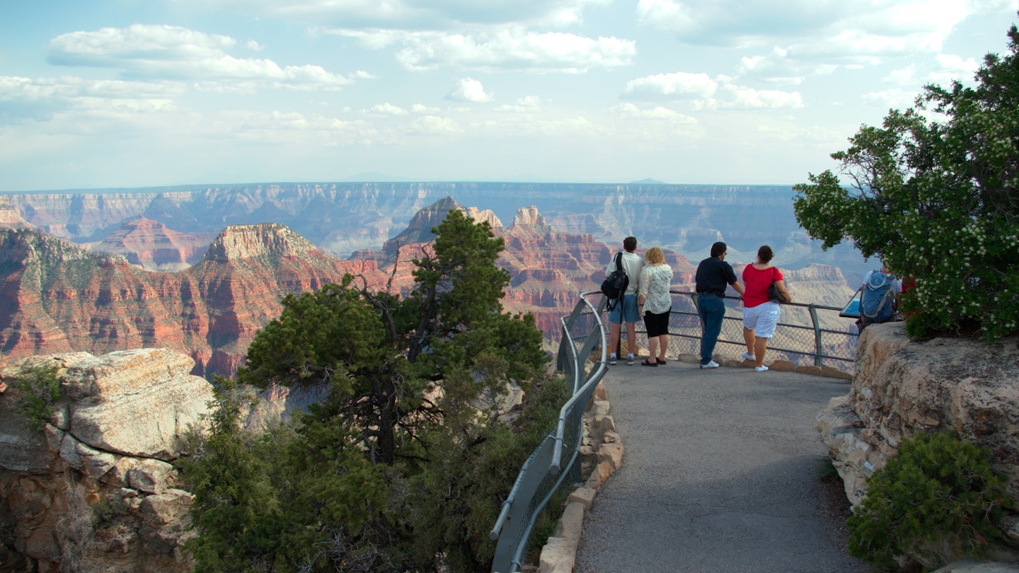 People at Bright Angel Point, Grand Canyon, License Type: media, Download Time: 2025-03-31T19:11:15.000Z, User: Ppeterson948, Editorial: false, purchase_order: 65050 - Digital ÌÇÐÄ´«Ã½ and Articles, job: Global Publishing WIP, client: Global Publishing WIP, other: Pia Peterson Haggarty // SS Comp Ingestion