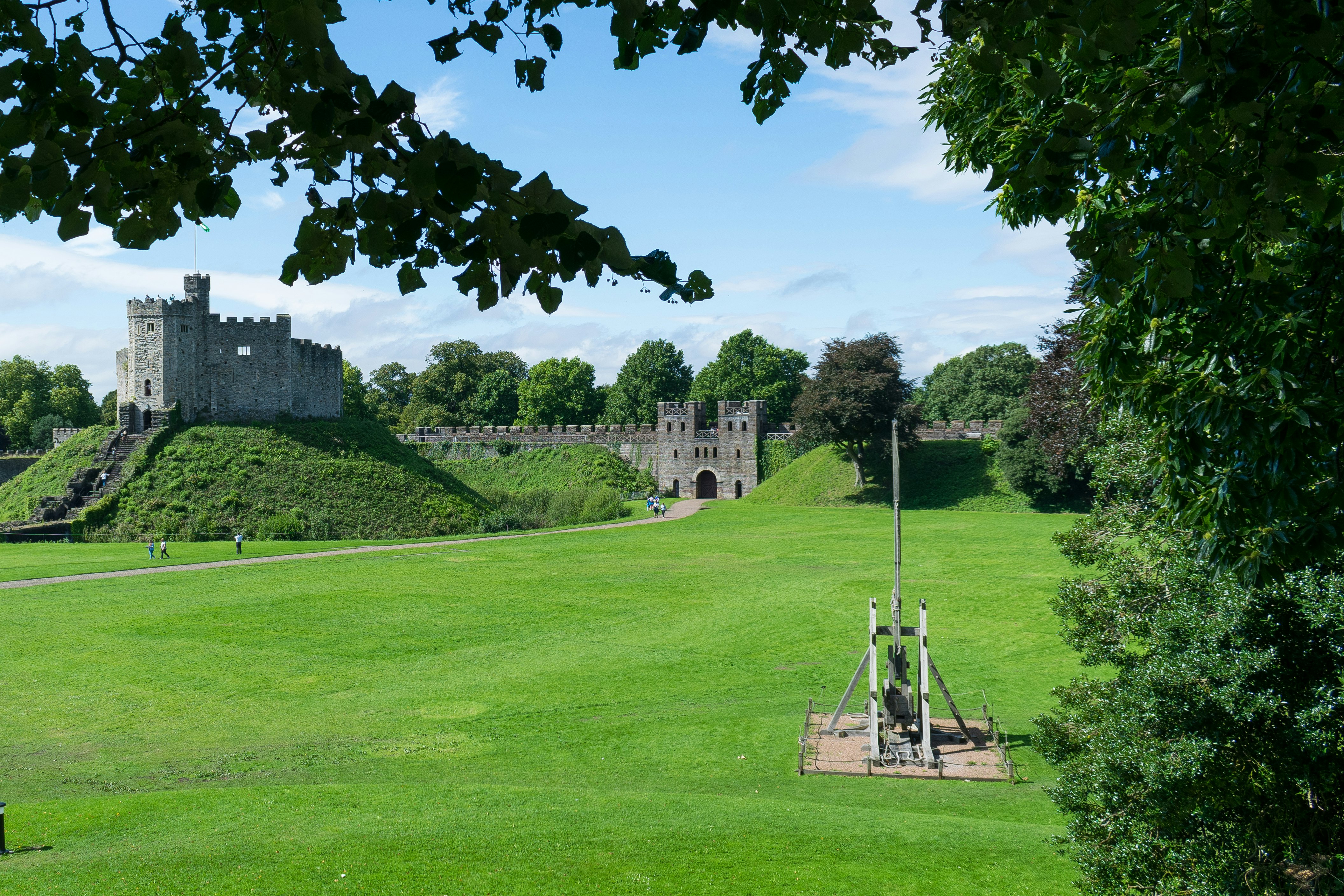 The trebuchet and Norman keep at Cardiff Castle, Wales.