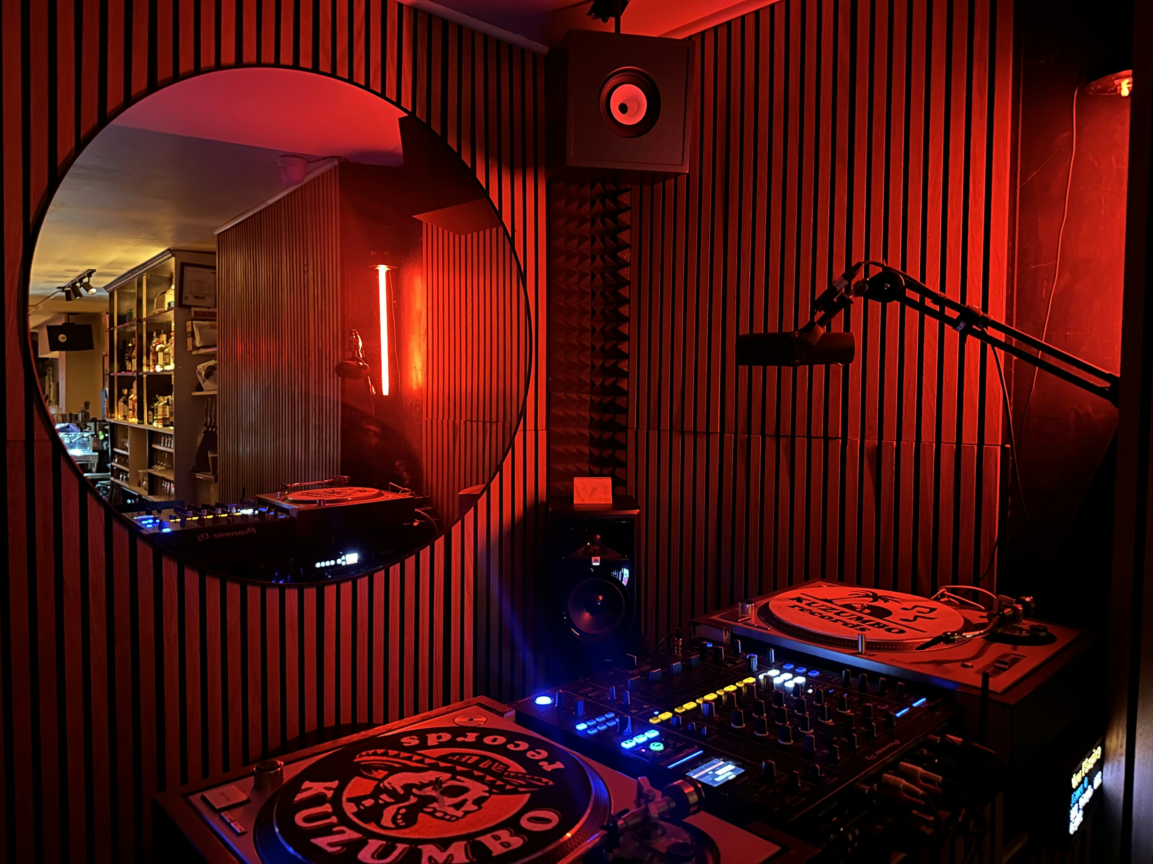 listen to a live radio set at nearby Hi-Note © Hi-Note